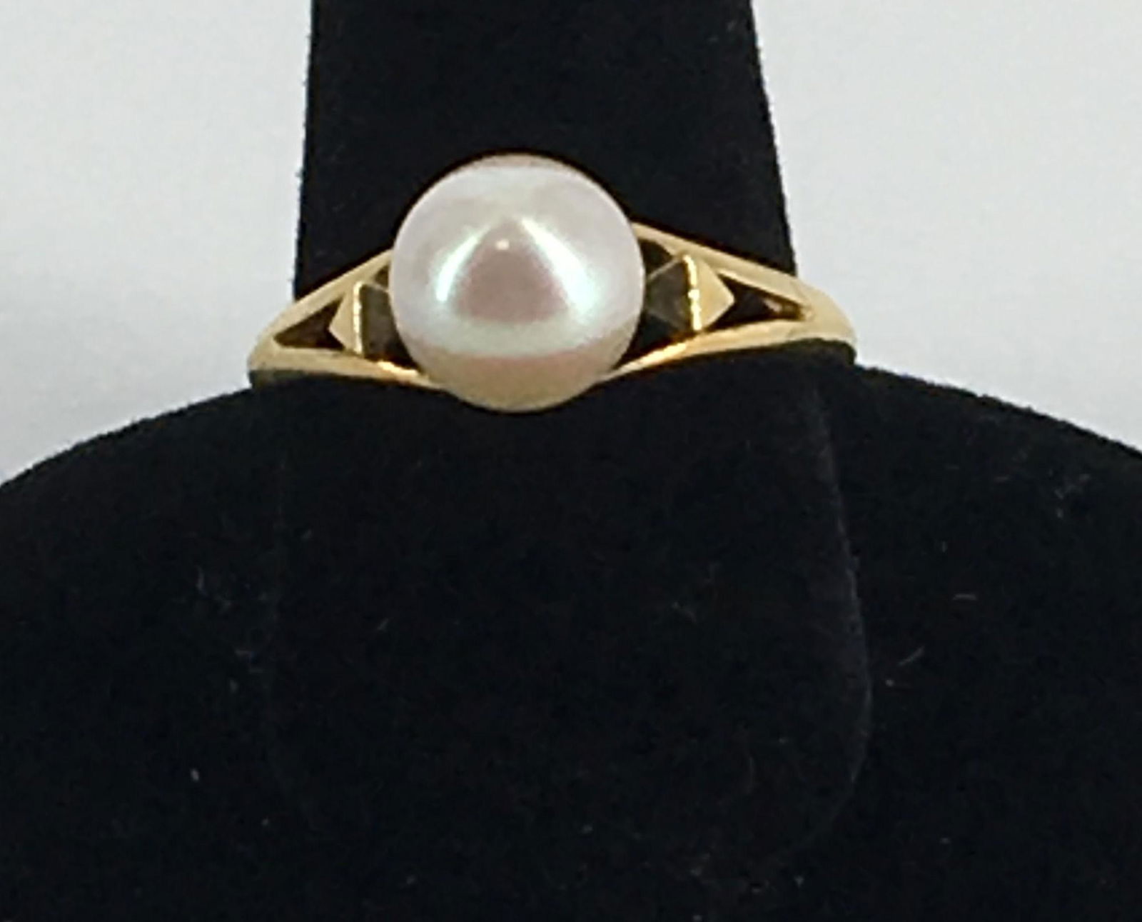 18KT YELLOW GOLD AND PEARL RING (1 of 3)