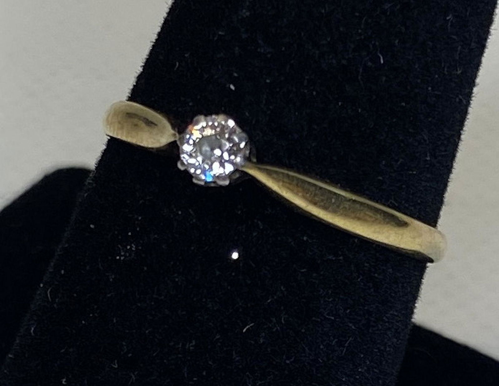VINTAGE DIAMOND SOLITAIRE ENGAGEMENT RING (1 of 9)