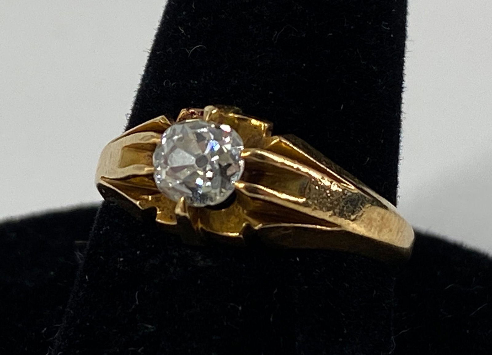 VINTAGE 18KT YELLOW GOLD AND DIAMOND RING (1 of 4)