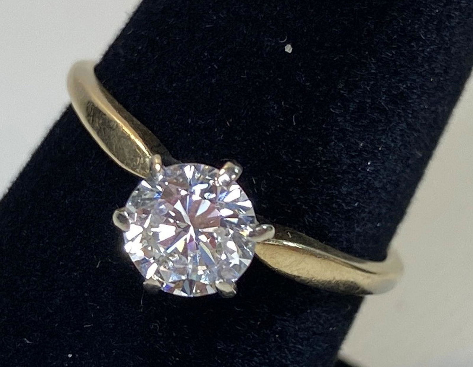 14KT YELLOW GOLD DIAMOND SOLITAIRE RING ~ SIZE 9 (1 of 10)
