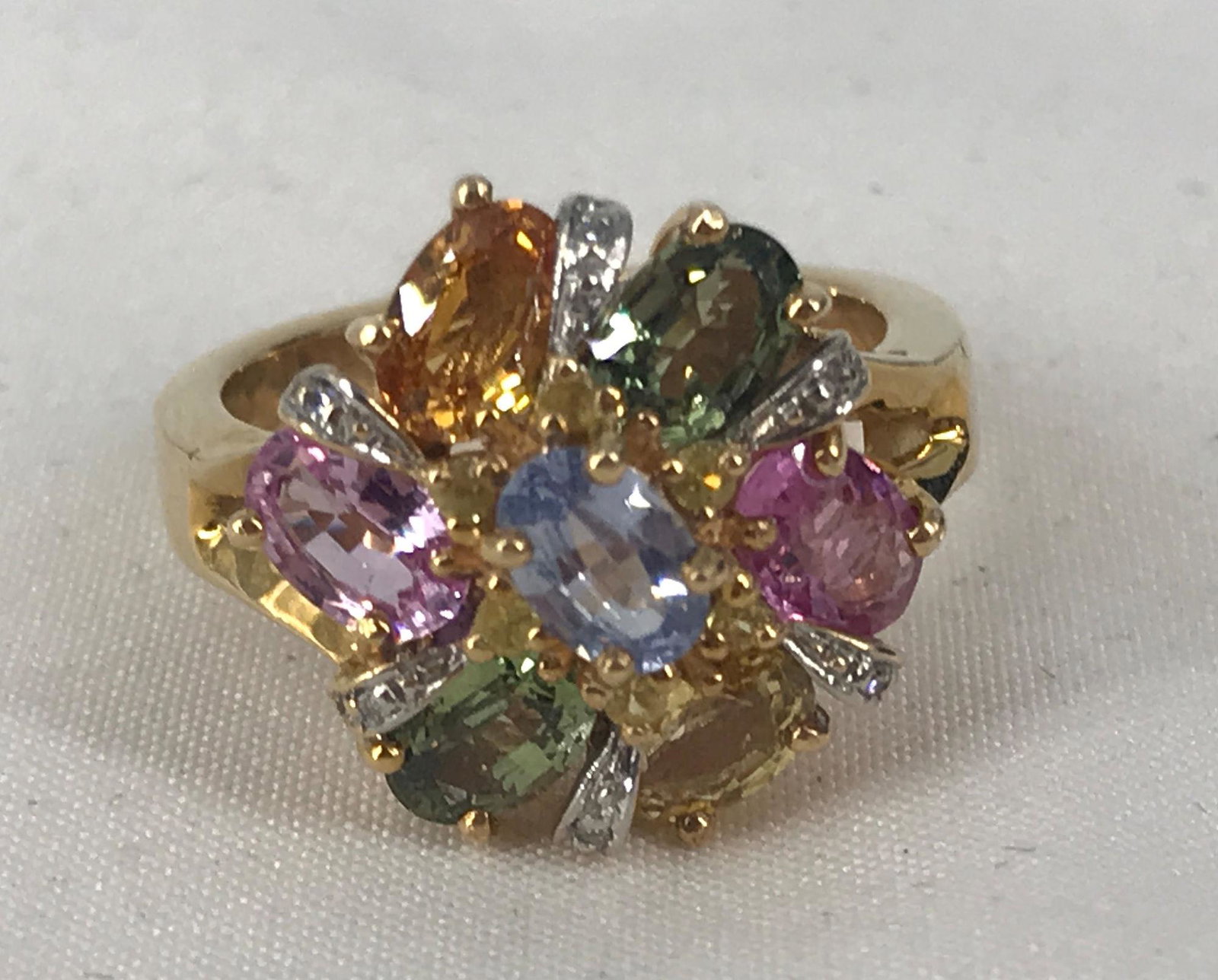 14KT YELLOW GOLD AND GEMSTONE FASHION RING: 14KT YELLOW GOLD AND GEMSTONE FASHION RING ~ SIZE 7, SPLIT TAPERED SHANK RING, FLORAL MOTIF SET WITH SYNTHETIC GEMSTONES INCLUDING PERIDOT, BLUE TOPAZ AND CITRINE, STAMPED AND TESTED, ACCENTED WITH ME