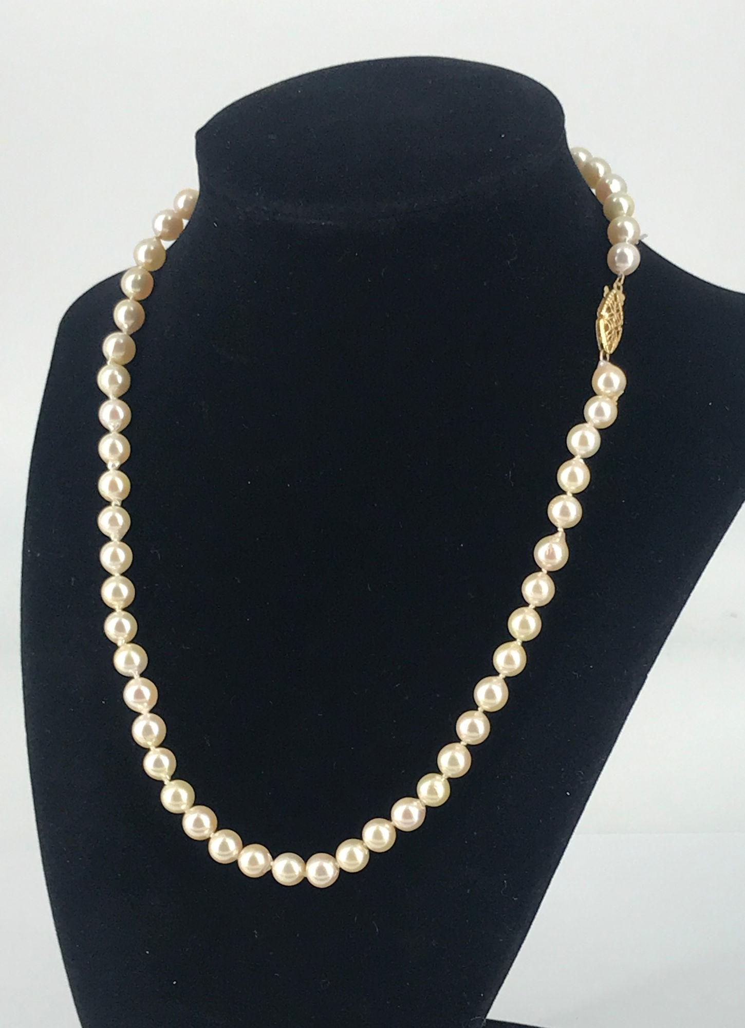 CULTURED PEARL NECKLACE (1 of 3)