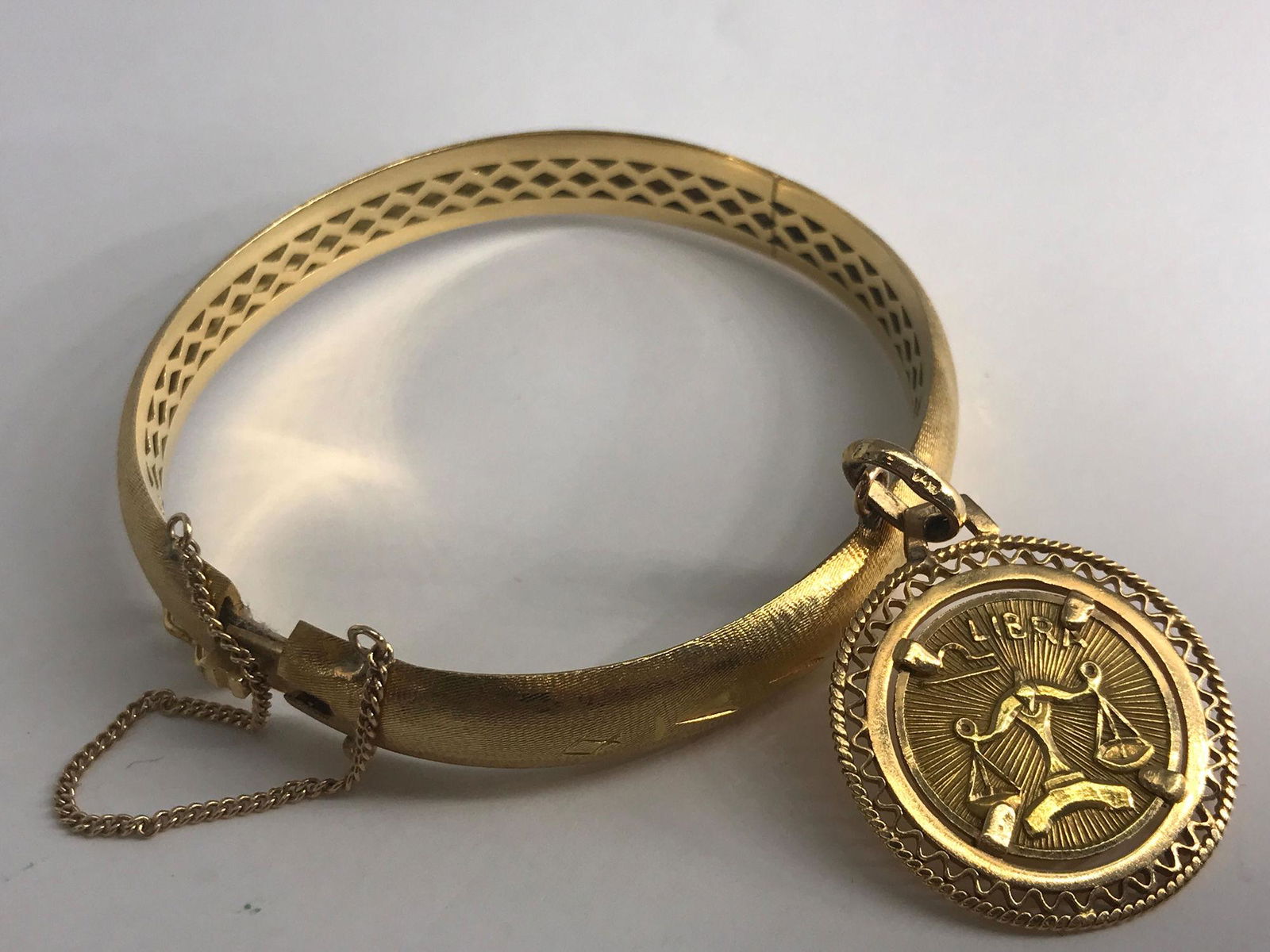18KT YELLOW GOLD BANGLE WITH CHARM (1 of 2)