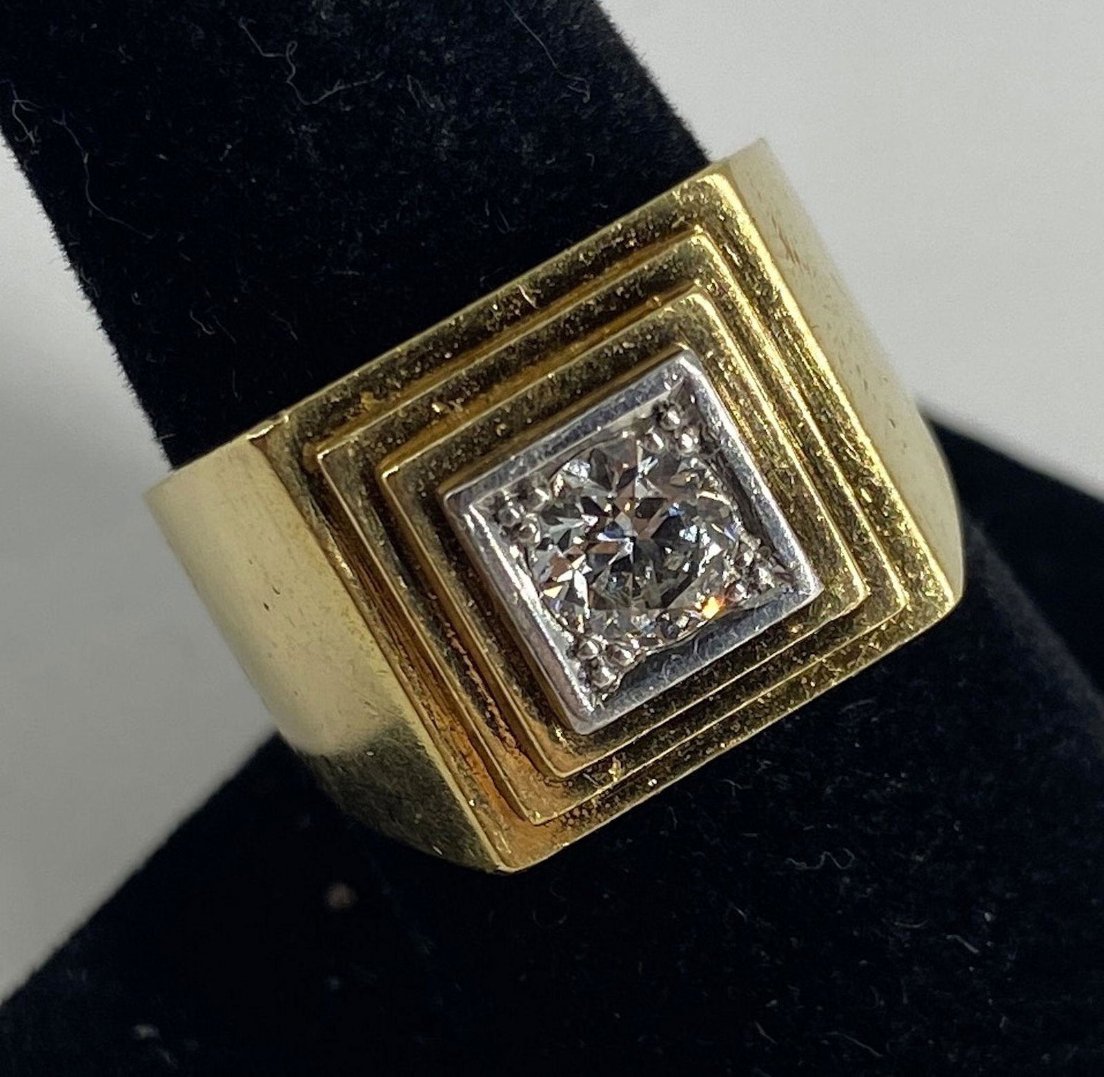 VINTAGE 18KT YELLOW GOLD AND DIAMOND RING CONTAINING A (1 of 9)