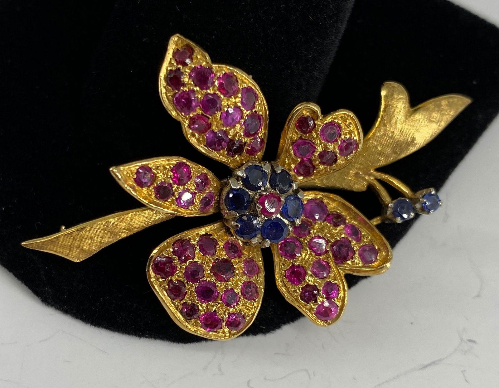 VINTAGE 18KT YELLOW GOLD AND GEMSTONE FLORAL BROOCH ~ 1 (1 of 6)