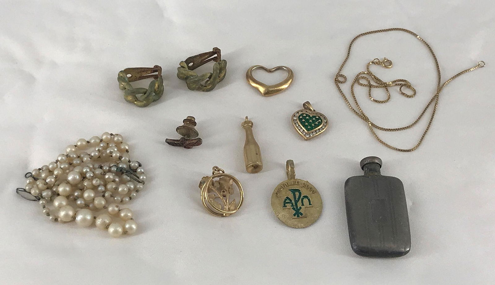 GOLD AND GOLD TONE JEWELRY AND ACCESSORIES (1 of 11)