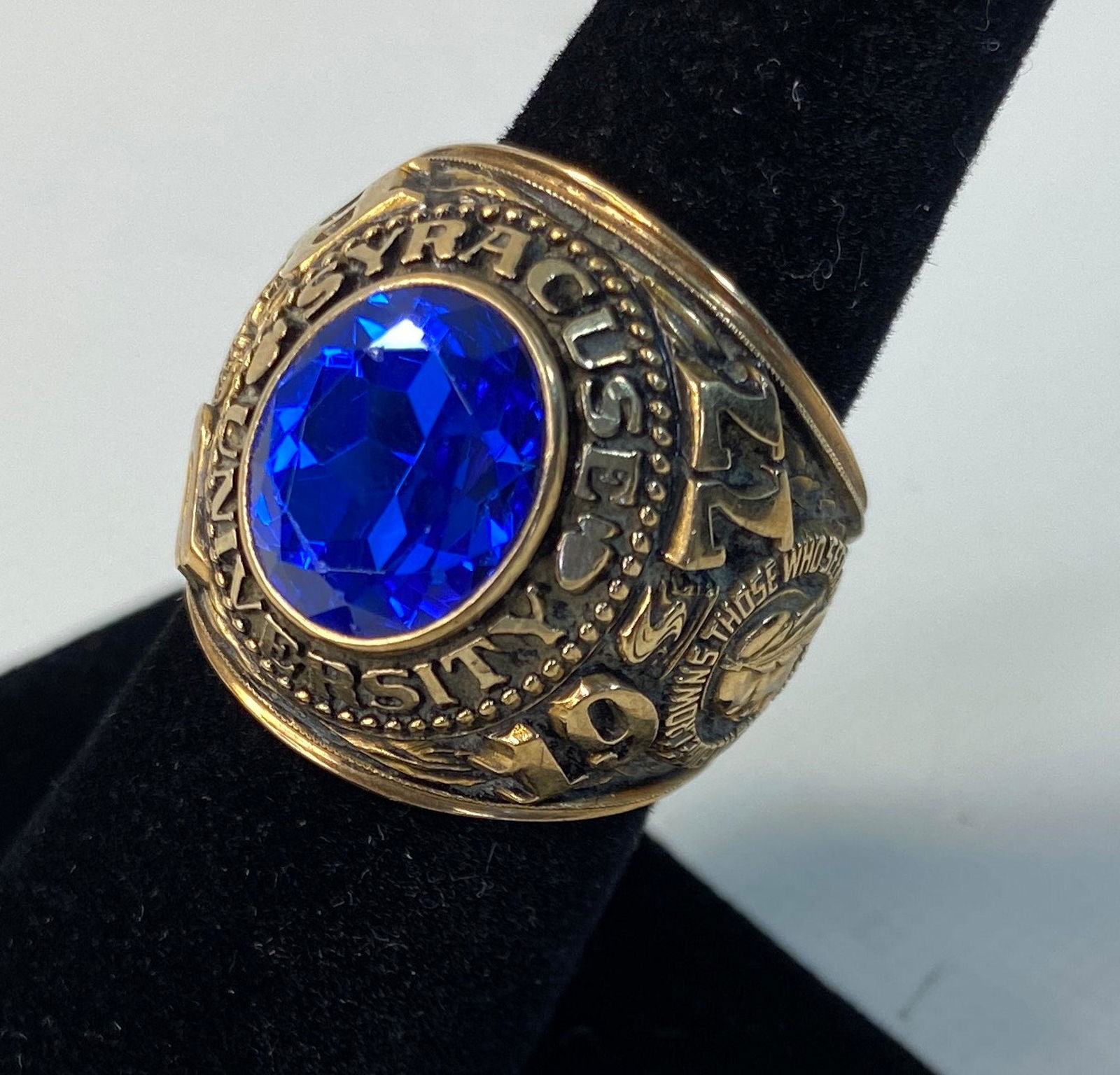 10KT YELLOW GOLD CLASS RING (1 of 6)