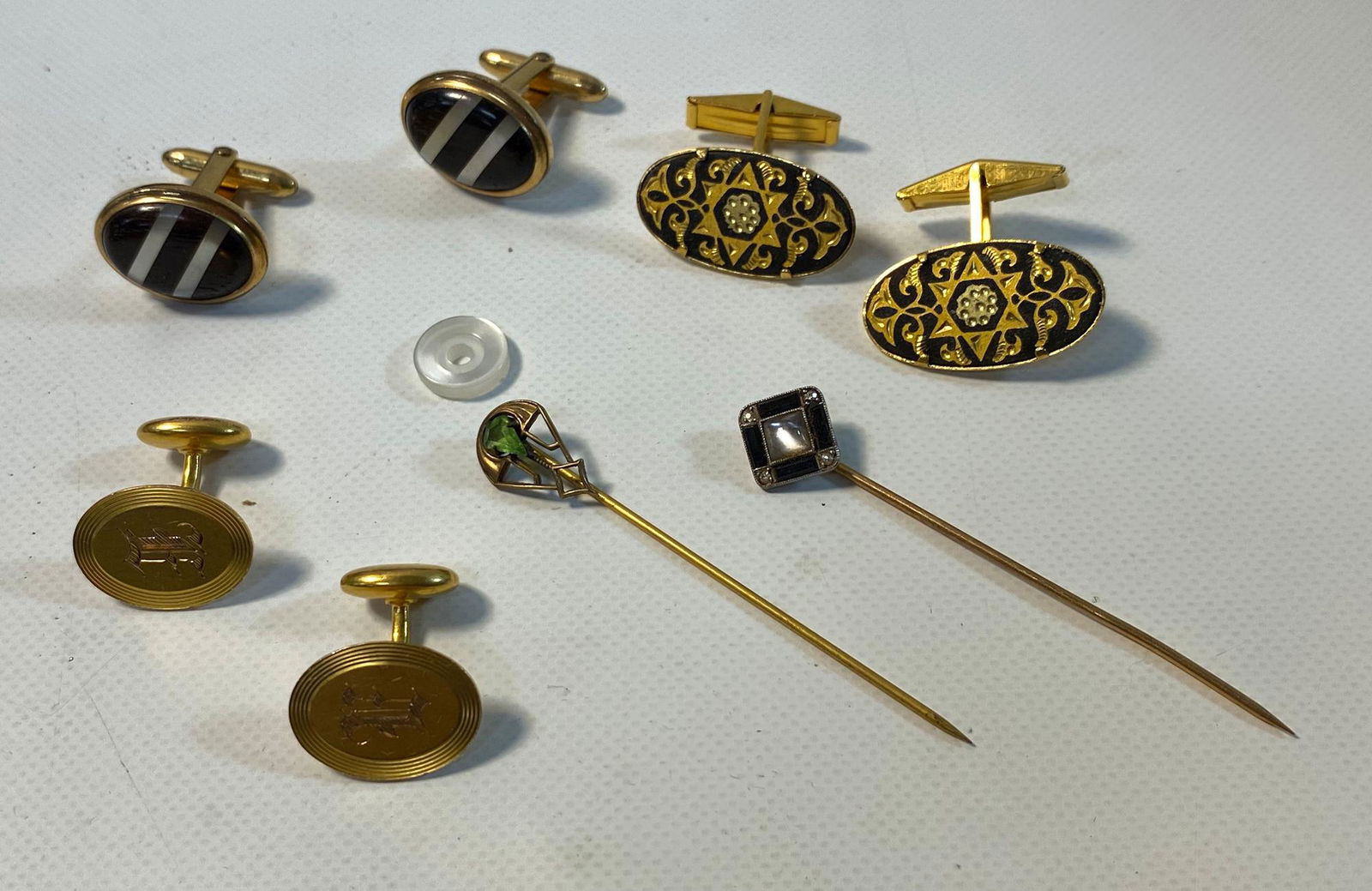 LOT OF VINTAGE STICK PINS AND CUFFLINKS (1 of 9)