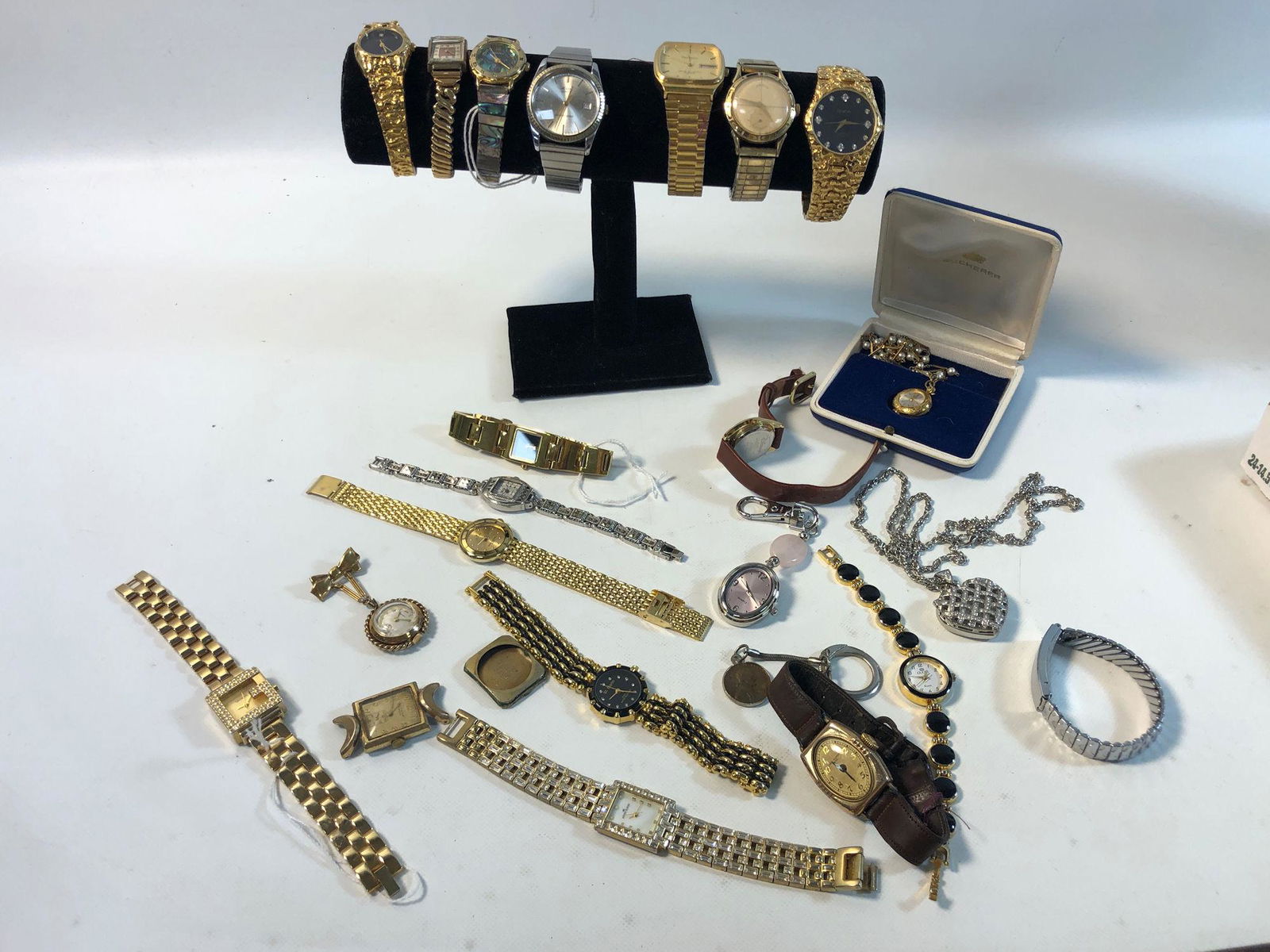 SMALL LOT OF ASSORTED WATCHES (1 of 16)