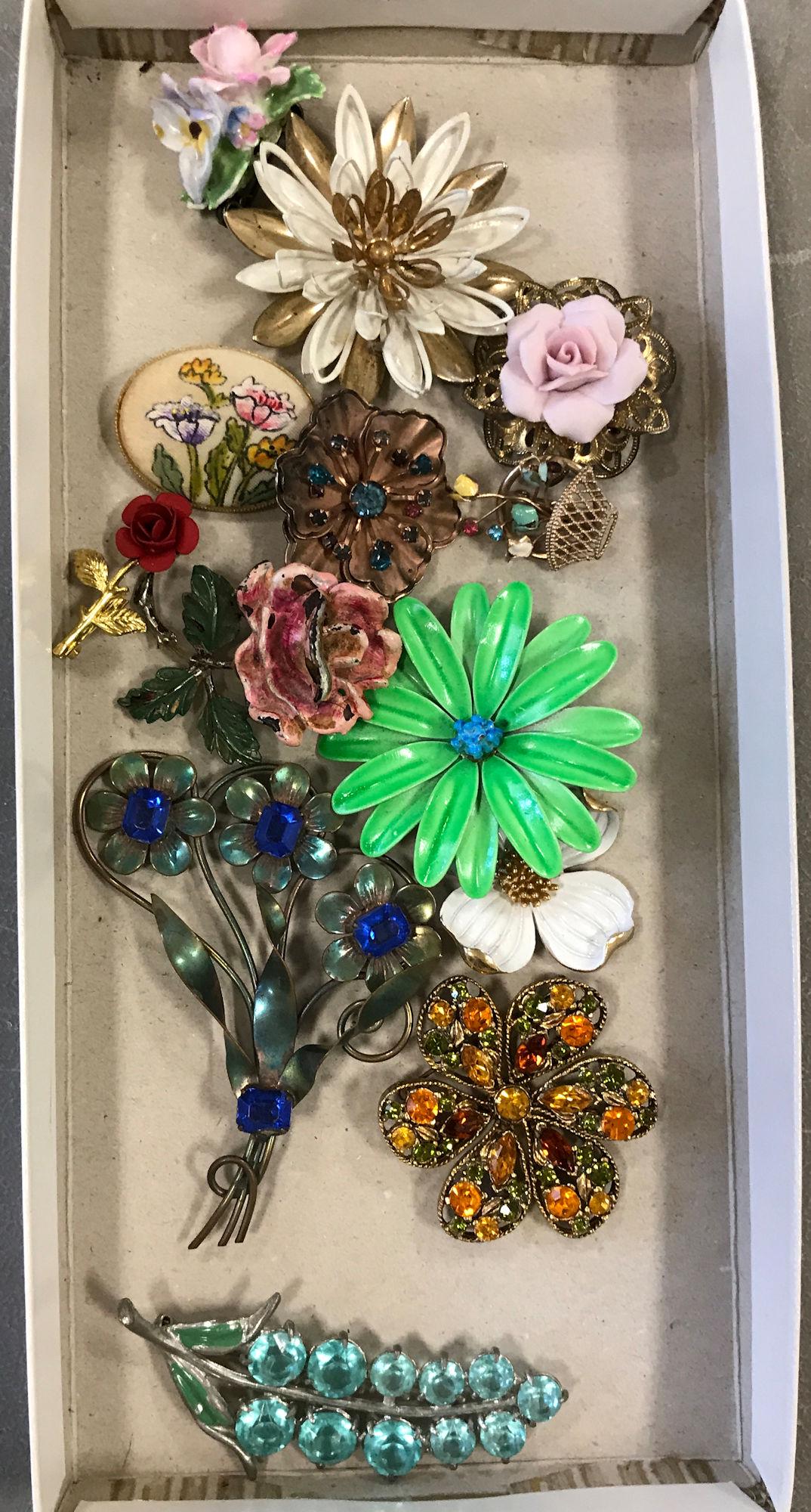 LOT VINTAGE TO MODERN PINS (1 of 3)