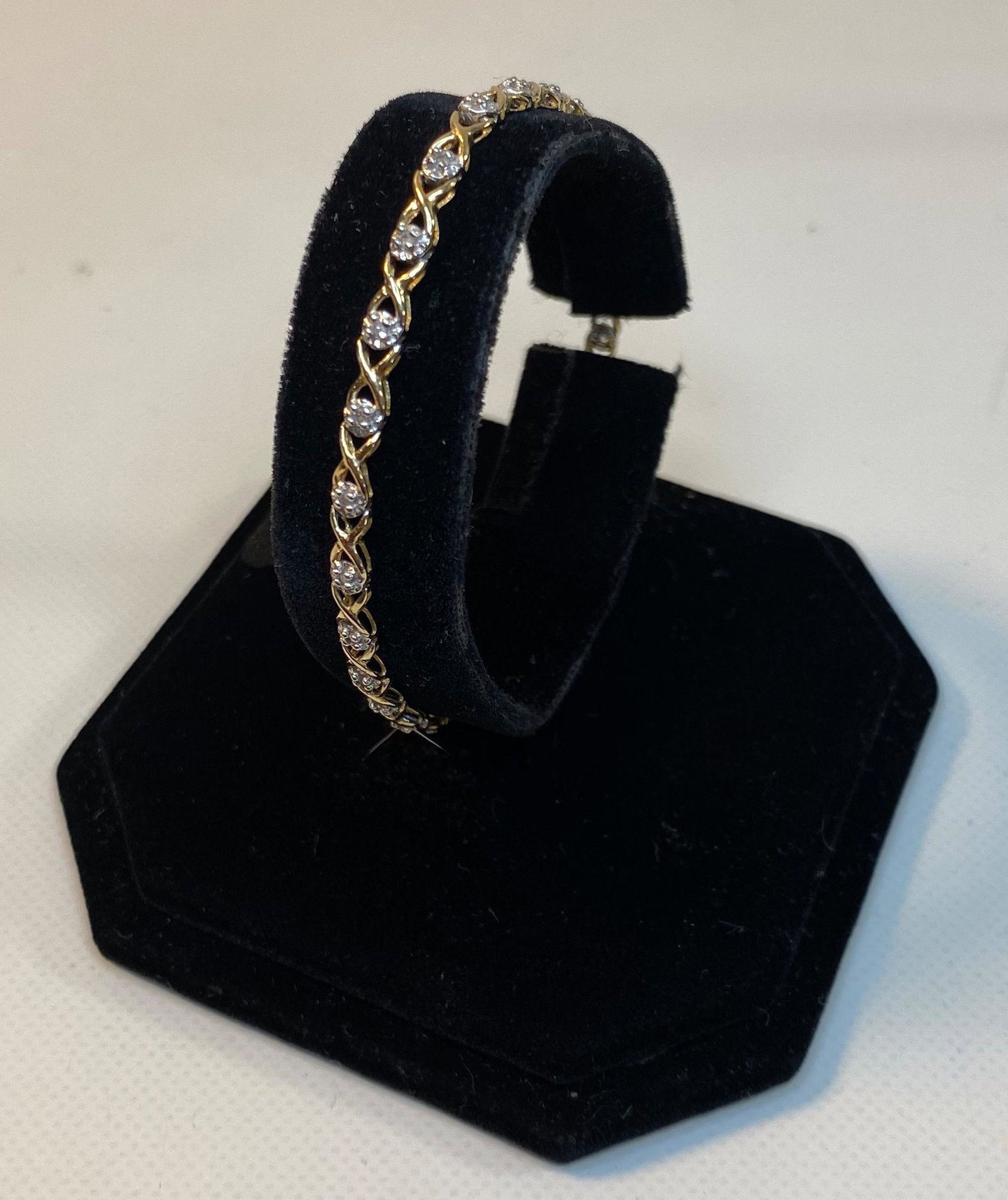 GOLD AND DIAMOND LINE BRACELET (1 of 6)