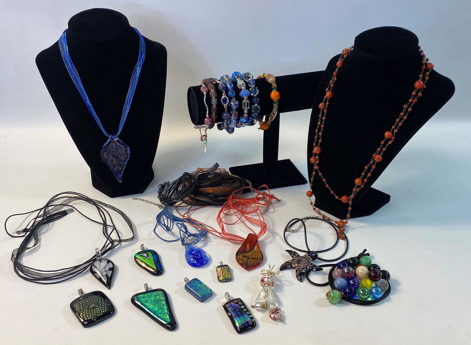 LOT OF ASSORTED FASHION JEWELRY AND ACCESSORIES (1 of 8)