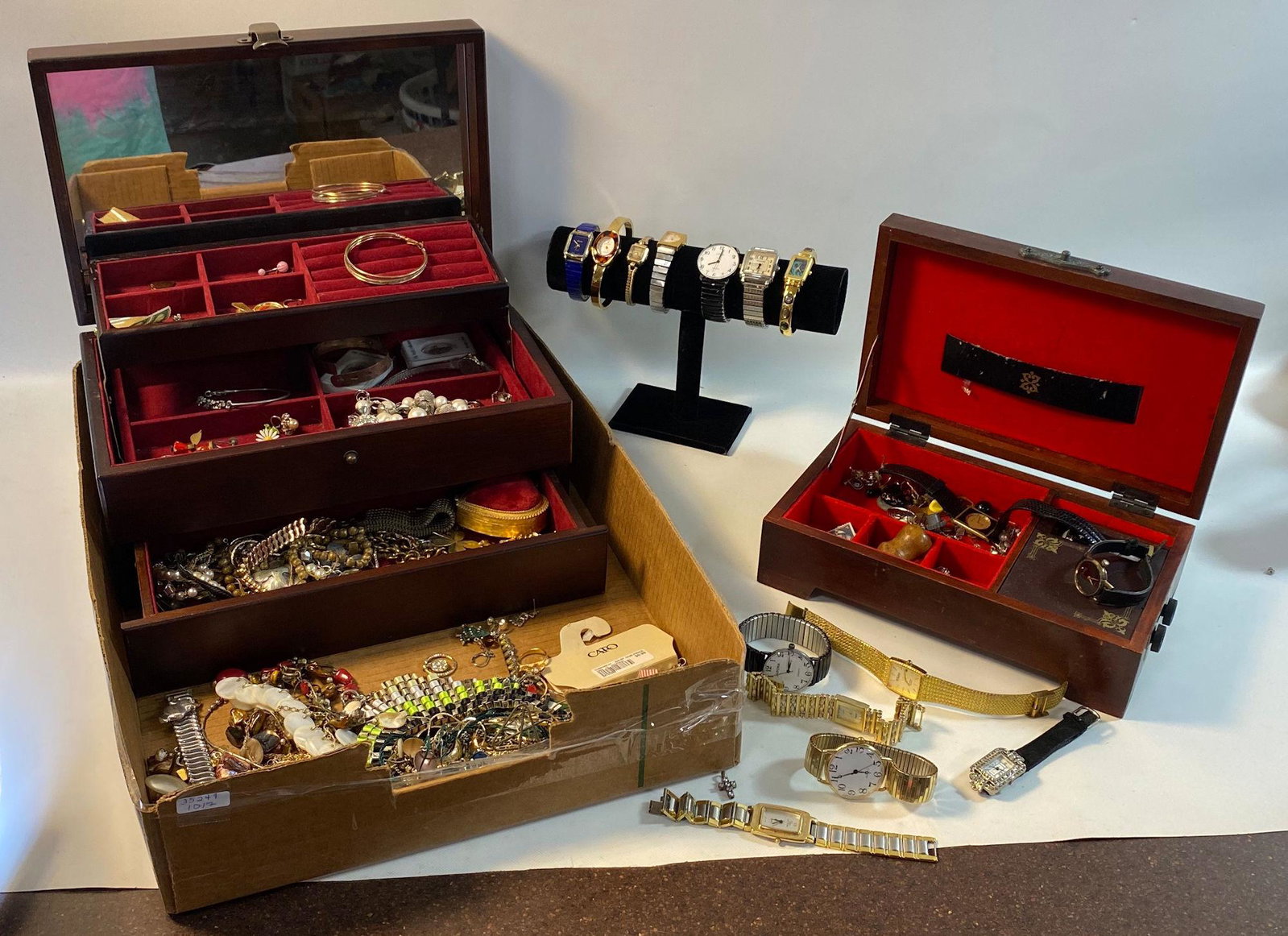 LOT OF ASSORTED JEWELRY AND ACCESSORIES IN JEWELRY: LOT OF ASSORTED JEWELRY AND ACCESSORIES IN JEWELRY BOXES ~ APPROXIMATELY A DOZEN WATCHES FROM BRANDS INCLUDING: RUMOURS, WINDSOR, TIMEX, REMEX, XXII, FUTURA AND MORE. MOSTLY MODERN DESIGNS, BASE METAL