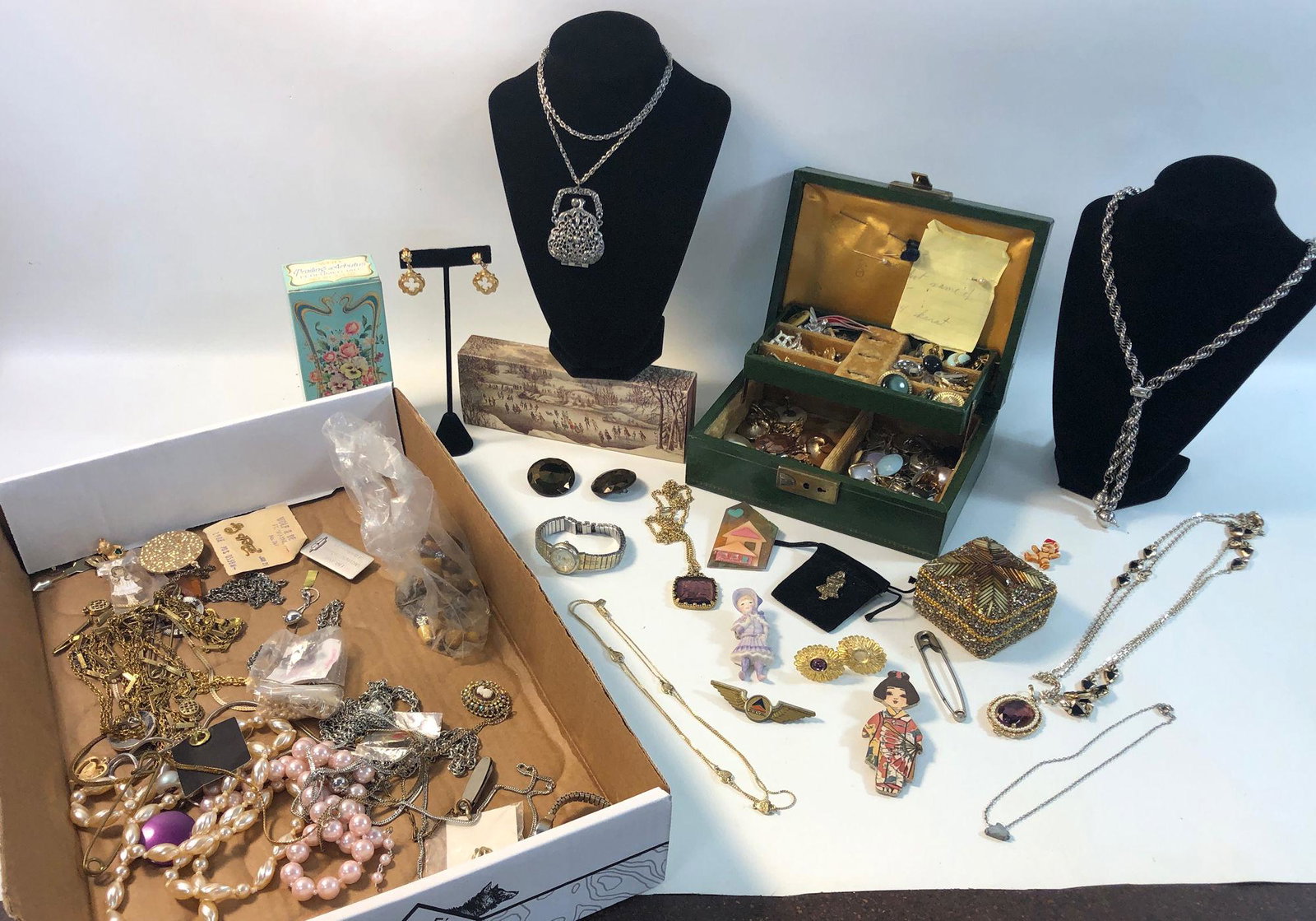 BOX LOT VINTAGE TO MODERN ACCESSORIES (1 of 14)