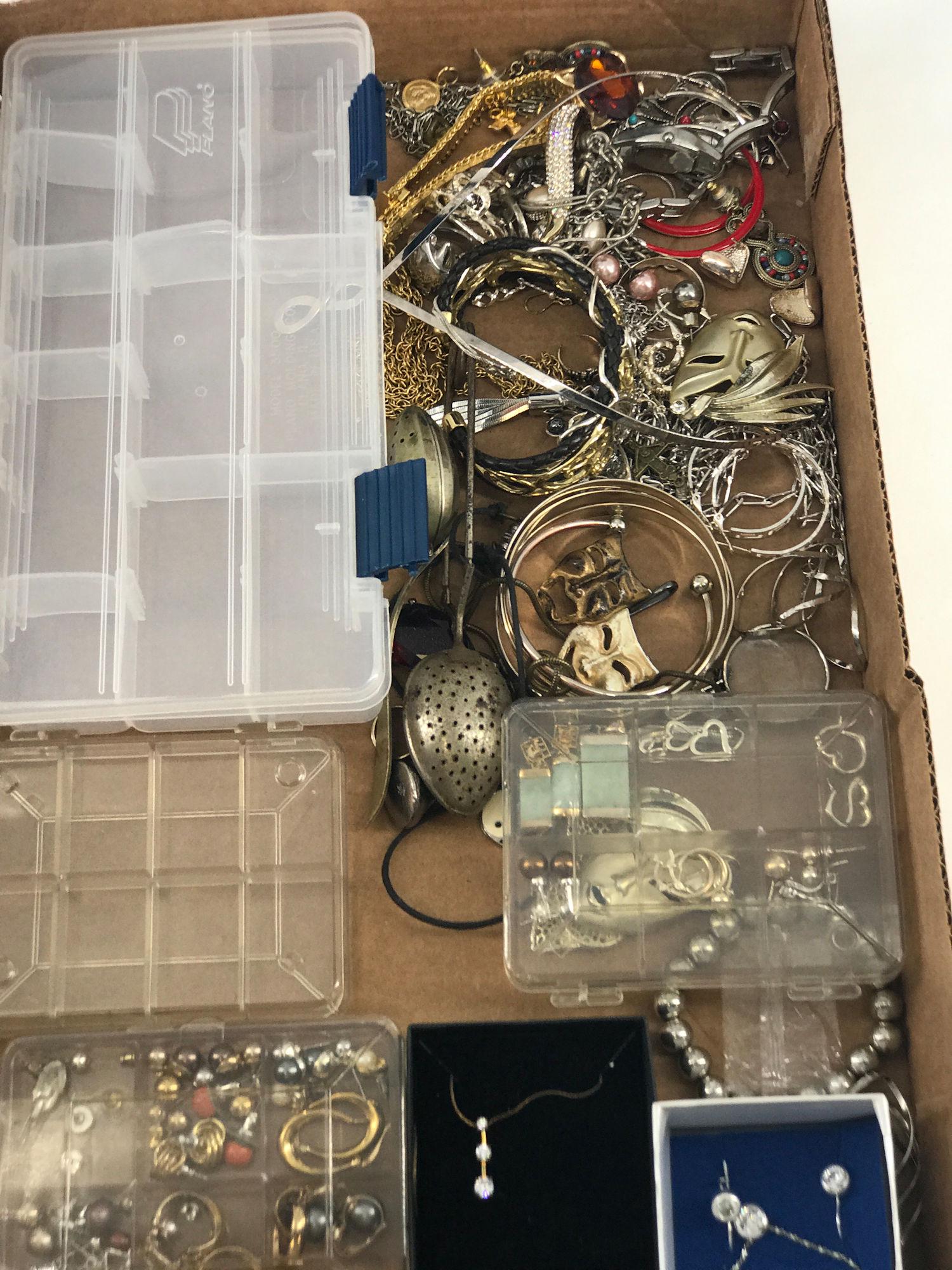 LOT OF ASSORTED FASHION JEWELRY (1 of 8)