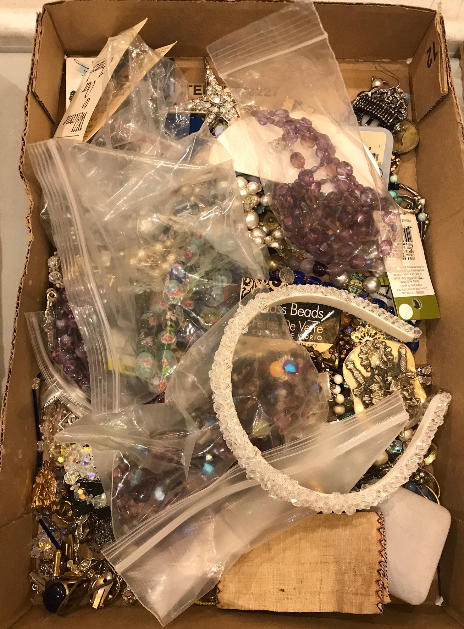 BOX LOT VINTAGE TO MODERN ACCESSORIES (1 of 5)