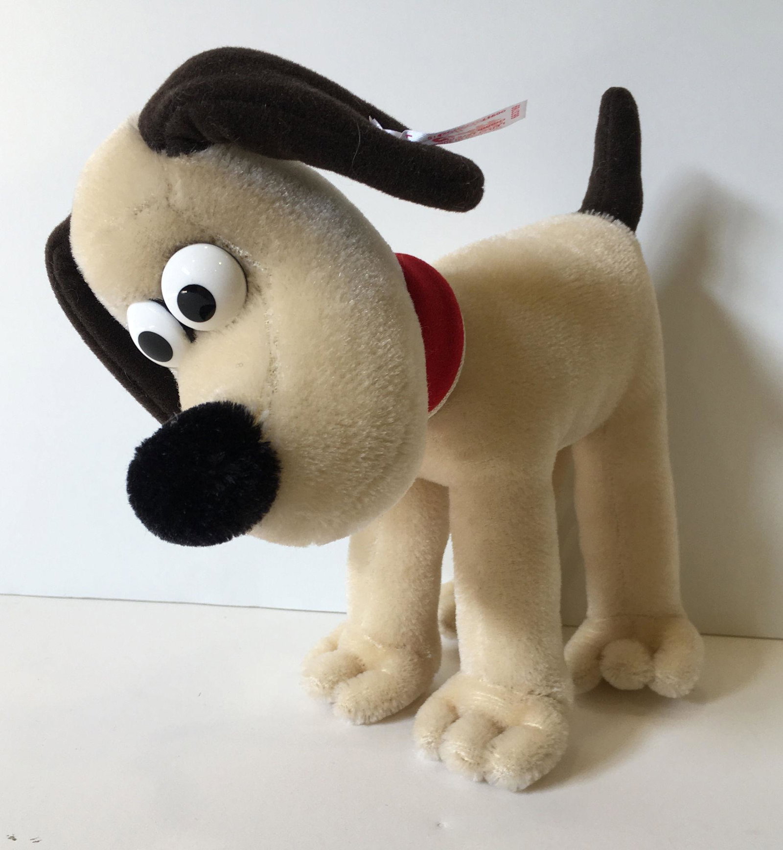 8" HIGH STEIFF AARDMAN/WALLACE & GROMIT 2016 LIMITED: 8" HIGH STEIFF AARDMAN/WALLACE & GROMIT 2016 LIMITED EDITION "GROMIT". EXCLUSIVE TO UK AND IRELAND, WHITE MOHAIR WITH BLACK WOOL EARS AND TAIL, JOINTED AT NECK ONLY, #917/1976. COMES WITH ORIGINAL BOX