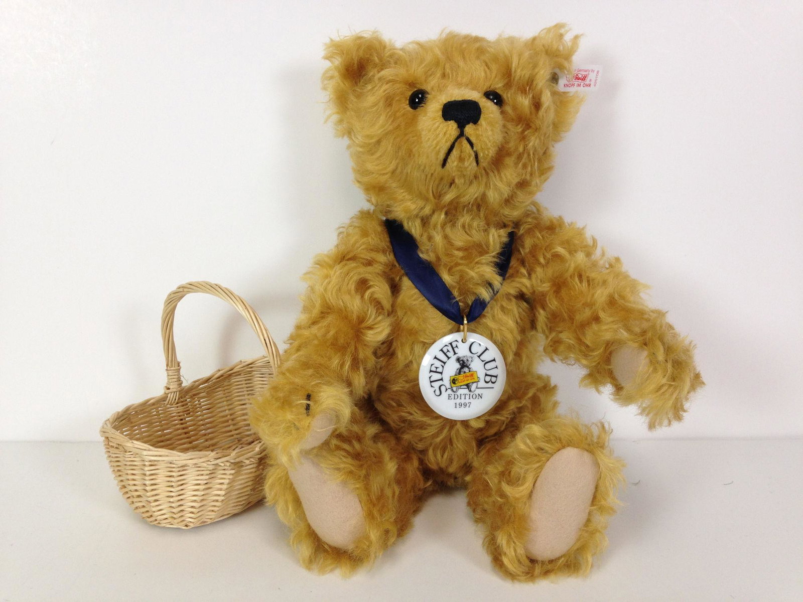 13" STEIFF CLUB EDITION 1997 "PICNIC BEAR". CURLY GOLD: 13" STEIFF CLUB EDITION 1997 "PICNIC BEAR". CURLY GOLD MOHAIR, GROWLER, DISK JOINTED AT NECK, SHOULDERS AND HIPS, LIMITED EDITION #2242. COMES WTIH PORCELAIN MEDALLION AND PICNIC BASKET ONLY.