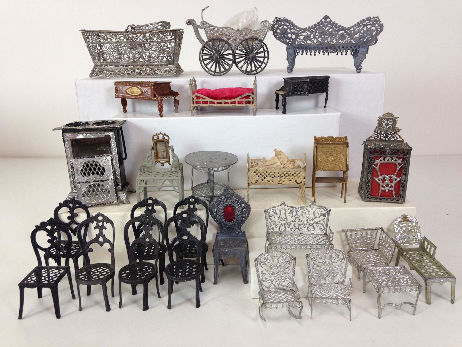 LOT MISCELLANEOUS SMALL SCALE DOLLHOUSE METAL (1 of 3)