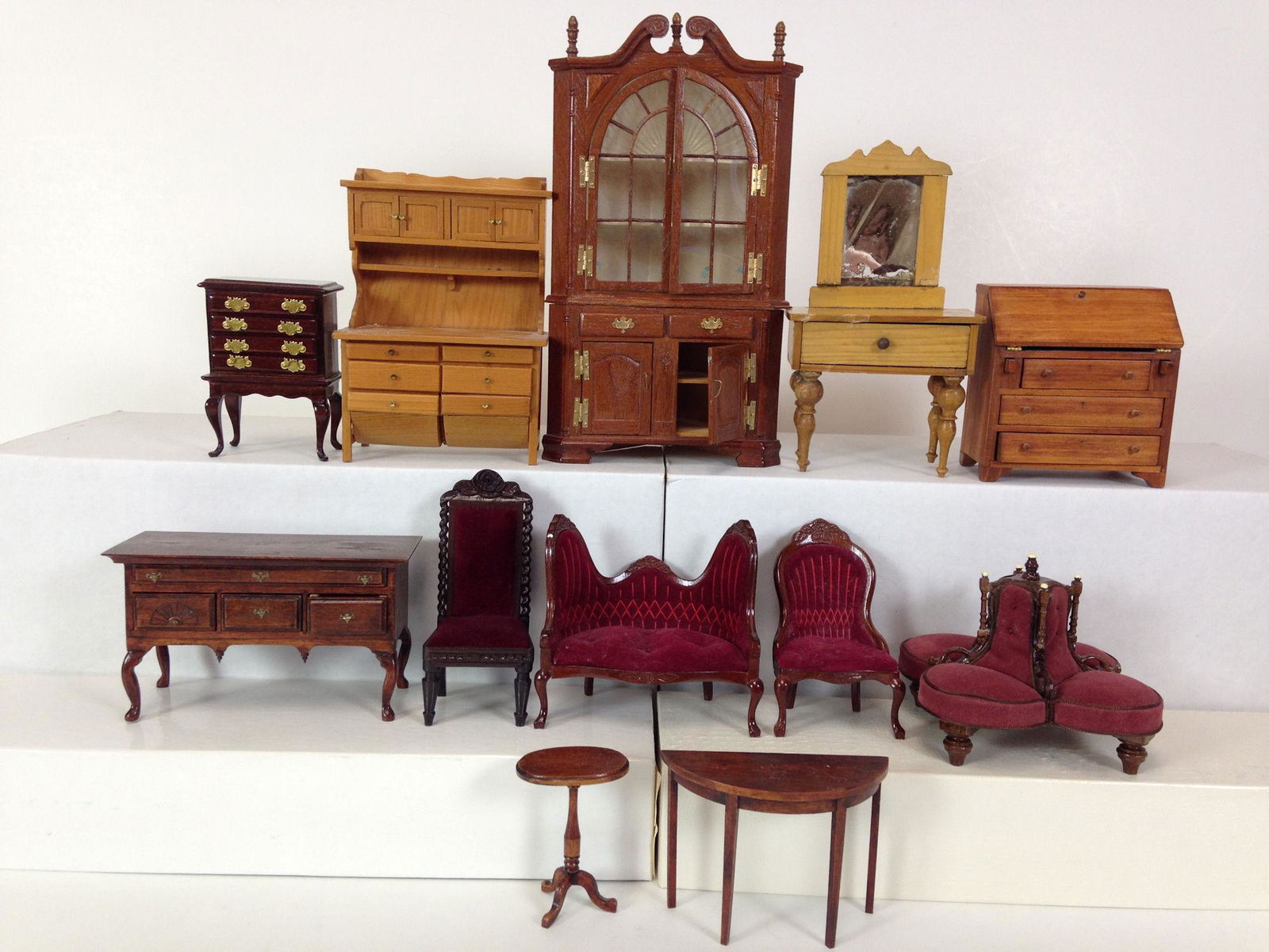 LOT MISCELLANEOUS DOLLHOUSE FURNITURE. INCLUDES (1 of 4)