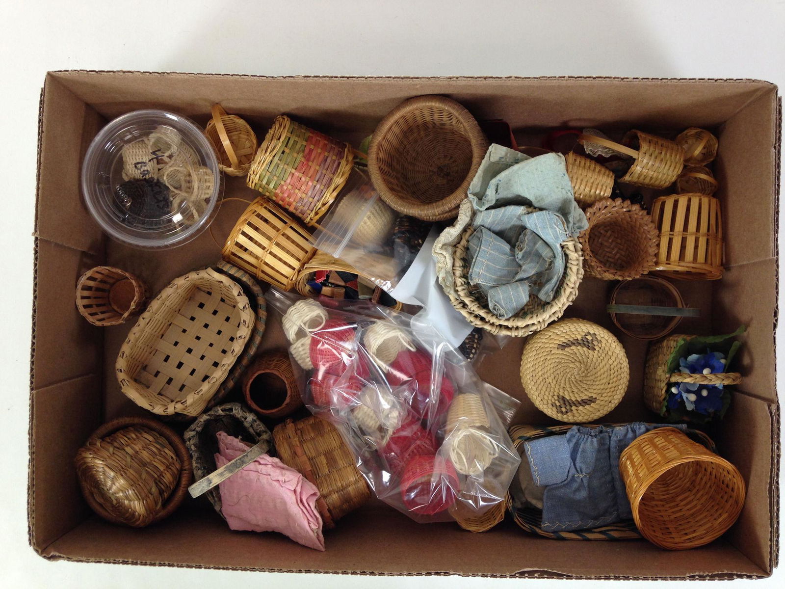 LARGE LOT MISCELLANEOUS MINIATURE BASKETS INCLUDING (1 of 3)
