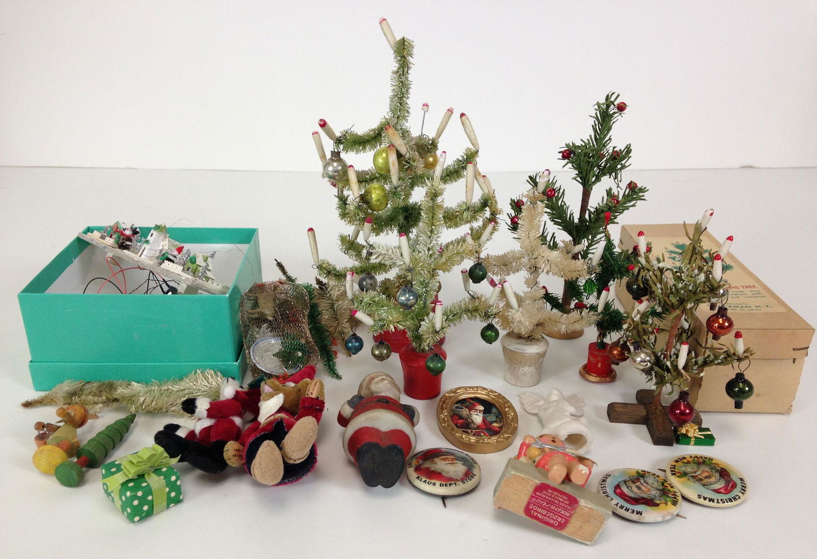 LOT MISCELLANEOUS DOLLHOUSE CHRISTMAS ITEMS. INCLUDES (1 of 2)