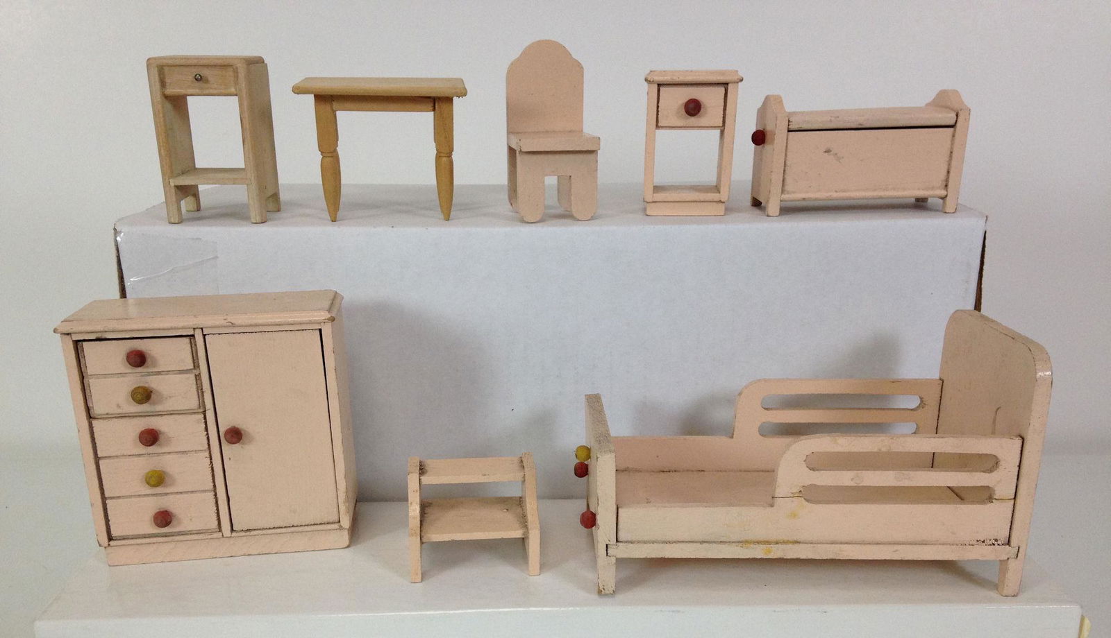 LOT (8) PIECES VINTAGE DOLLHOUSE BEDROOM FURNITURE. (1 of 3)