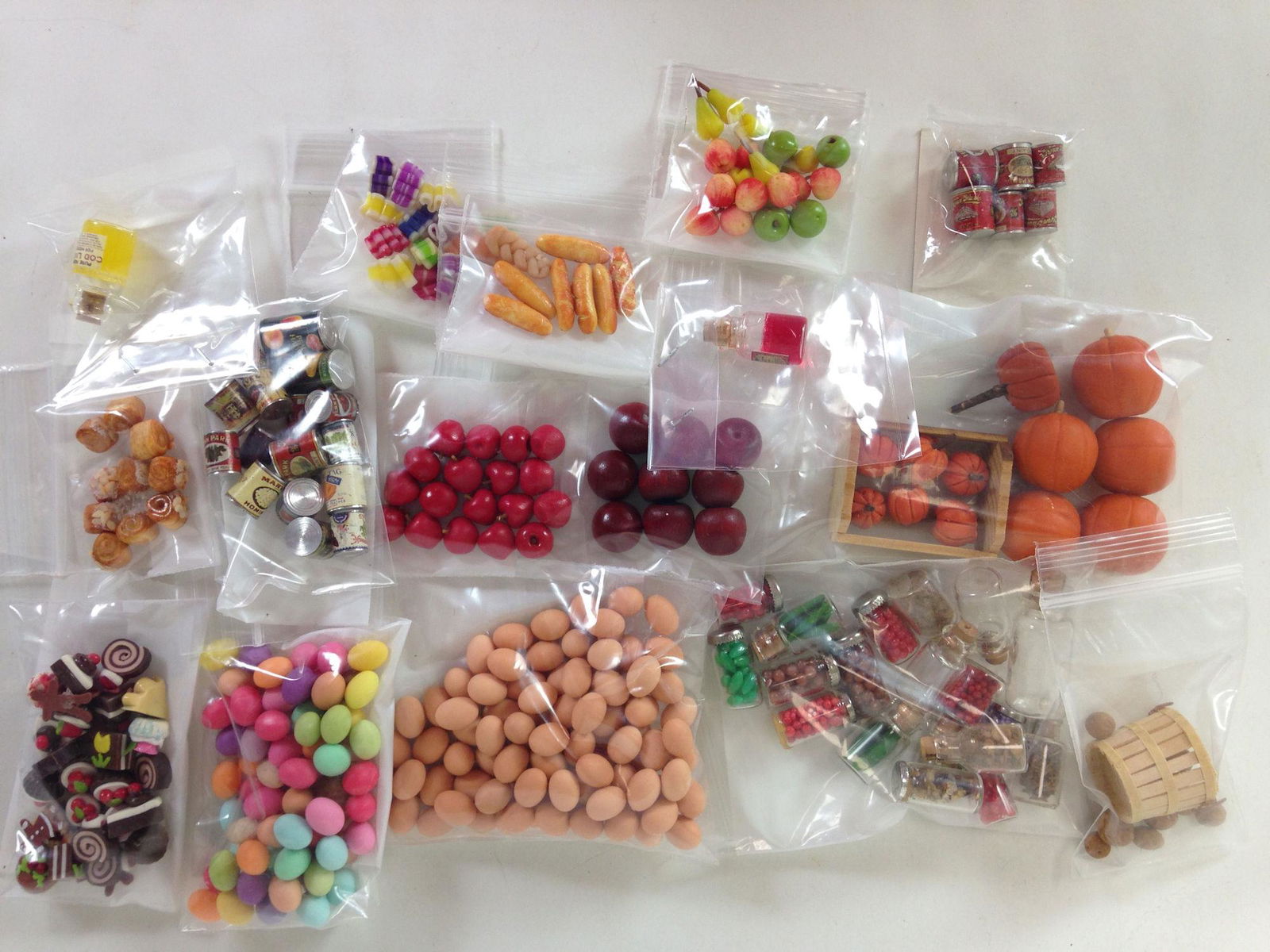 LOT MISCELLANEOUS DOLLHOUSE MINIATURE FOOD ITEMS. (1 of 3)