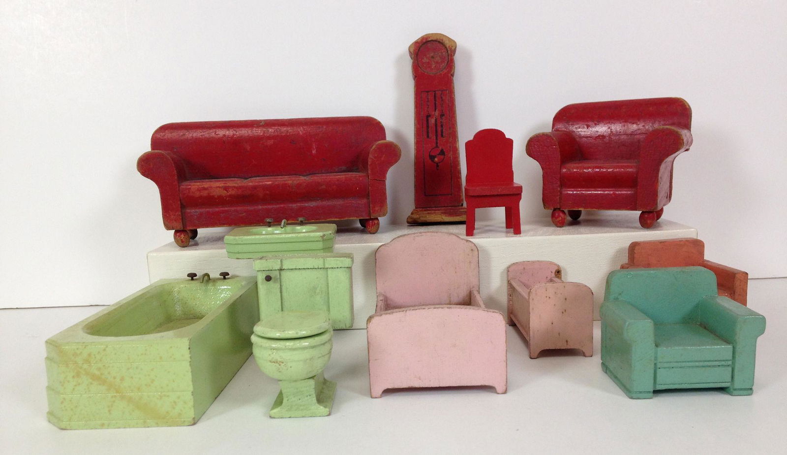 (6) PIECES SCHOENHUT FULL SCALE DOLLHOUSE FURNISHINGS. (1 of 3)