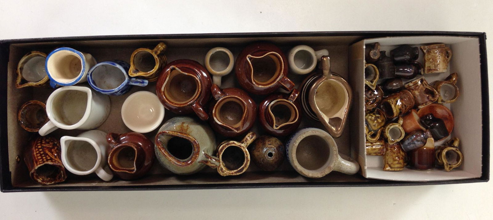 LOT DOLLHOUSE MINIATURE POTTERY. INCLUDES STONEWARE (1 of 3)