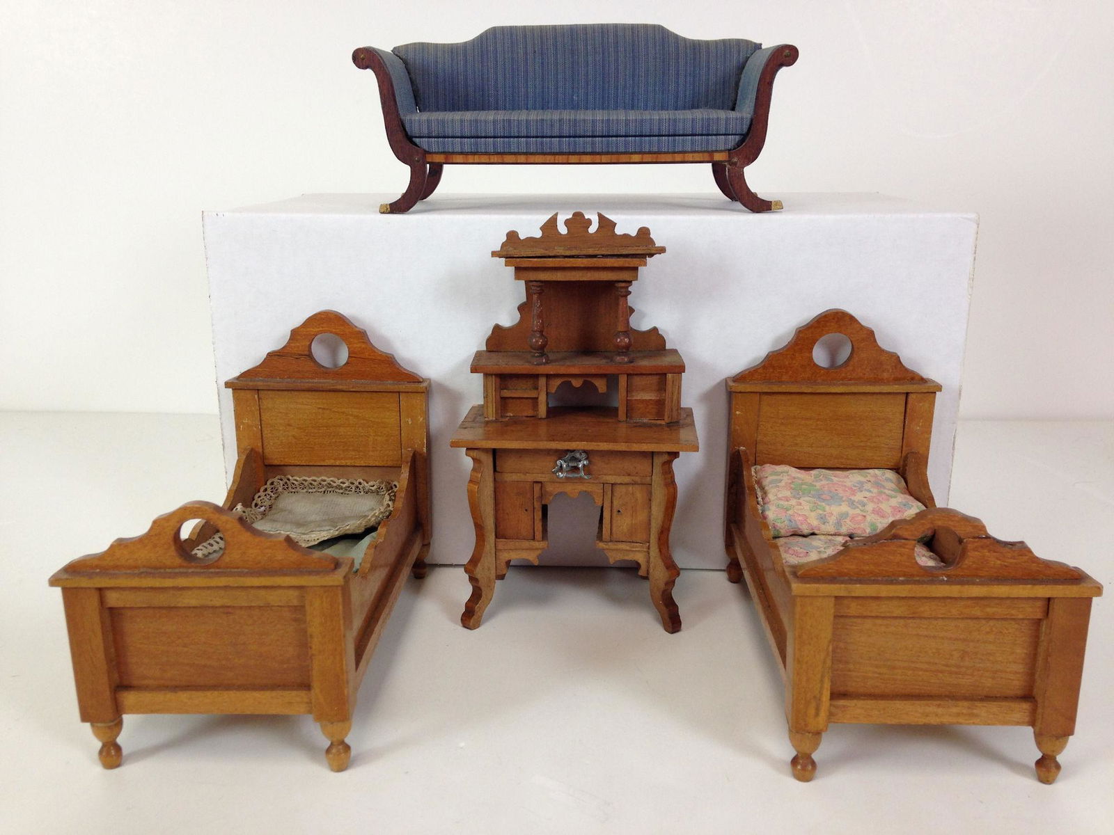 (4) PIECES VINTAGE DOLLHOUSE FURNITURE. INCLUDES (1 of 2)