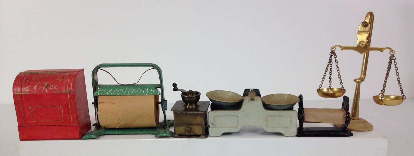 LOT MISCELLANEOUS ROOM BOX STORE ITEMS. INCLUDES COFFEE (1 of 2)