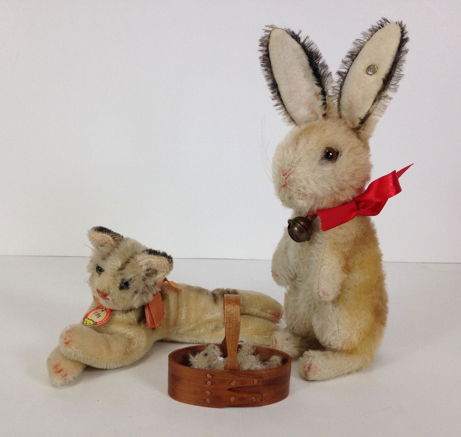 LOT INCLUDING 6" (EXCLUDING EARS) STEIFF STANDING (1 of 2)