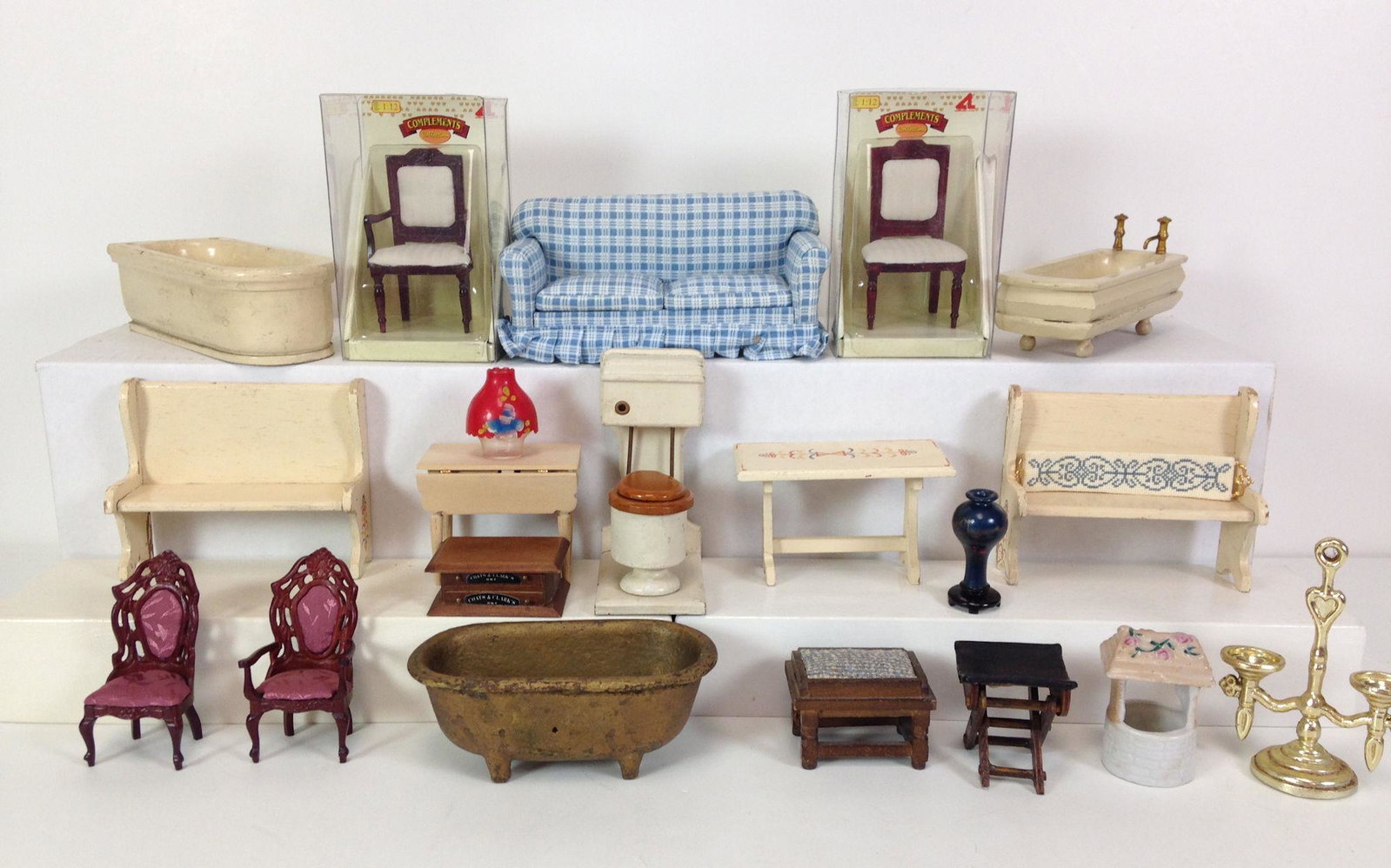 LOT MISCELLANEOUS DOLLHOUSE FURNITURE AND ACCESSORIES.: LOT MISCELLANEOUS DOLLHOUSE FURNITURE AND ACCESSORIES. INCLUDES GERMANY WOOD TUB AND TOILET. BLUE PLAID SOFA MEASURES 7" WIDE X 3" TALL.