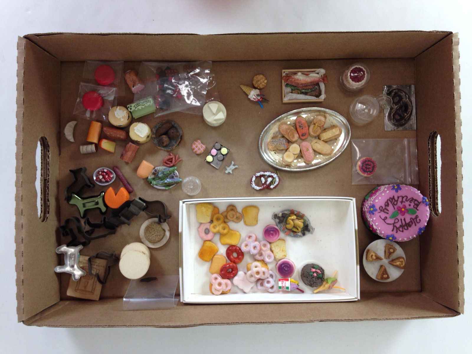 LOT MISCELLANEOUS DOLLHOUSE FOOD ITEMS. INCLUDES CAKES, (1 of 4)