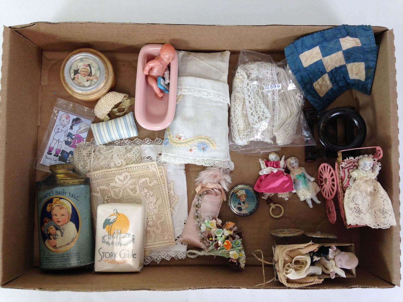LOT MISCELLANEOUS DOLL AND DOLLHOUSE NURSERY ITEMS. (1 of 3)