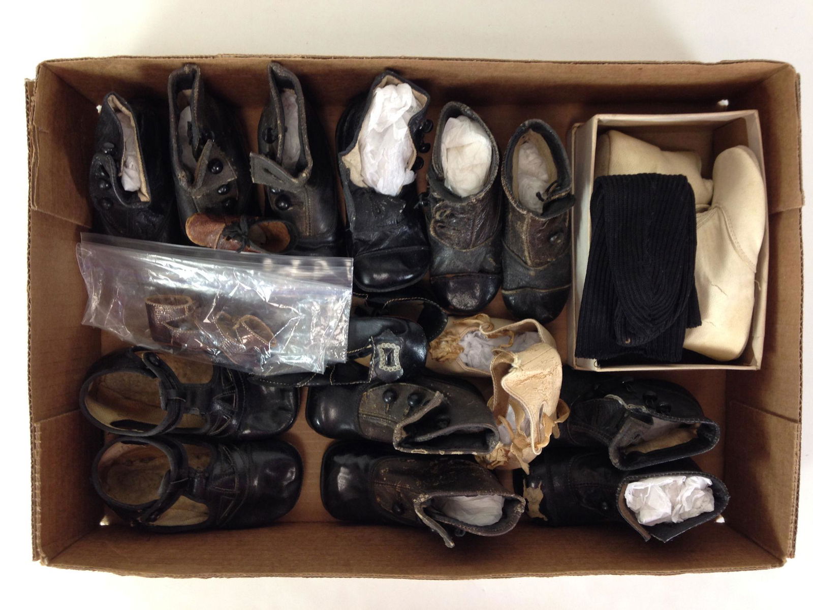 LOT MISCELLANEOUS ANTIQUE DOLL AND CHILDREN'S SHOES. (1 of 3)
