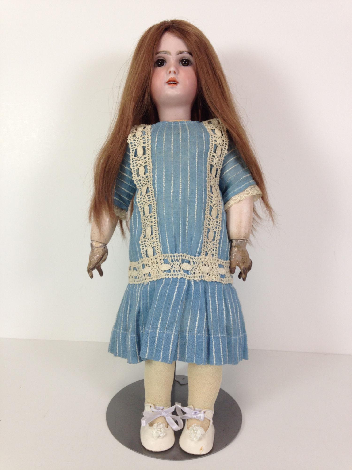 20" 1907 JUMEAU BISQUE SOCKET HEAD DOLL. CORK PATE,: 20" 1907 JUMEAU BISQUE SOCKET HEAD DOLL. CORK PATE, CHEVEUX WIG, STATIONARY GLASS EYES, PIERCED EARS AND OPEN MOUTH WITH TEETH. ON FULLY JOINTED COMPOSITION AND WOOD BODY. WEARS BLUE LOW-WAISTED DRESS
