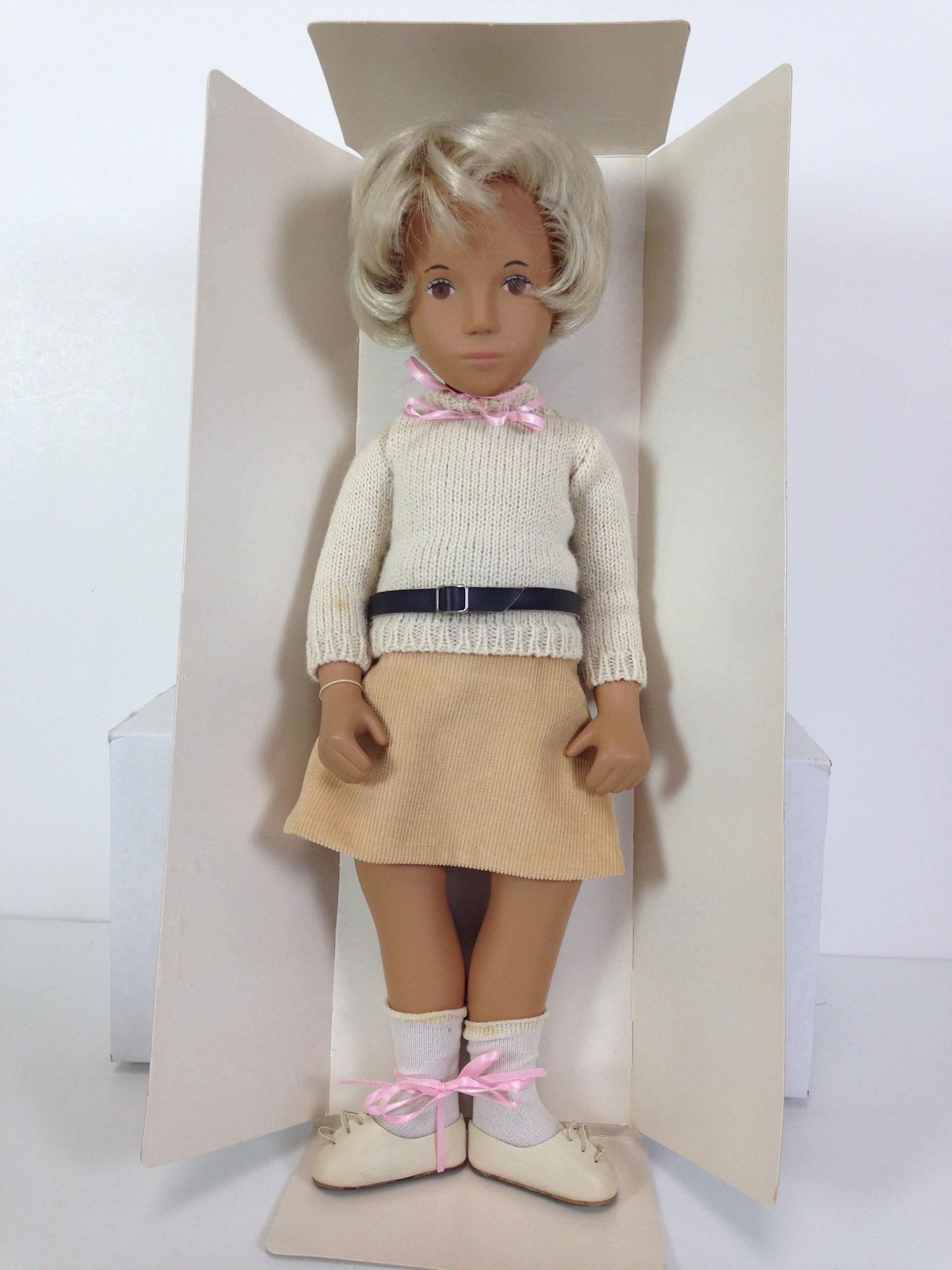 17" SASHA "BLONDE SWEATER". MADE IN ENGLAND, ROOTED: 17" SASHA "BLONDE SWEATER". MADE IN ENGLAND, ROOTED SHORT HAIR, PAINTED FACIAL FEATURES, ON FIVE PIECE HARD VINYL BODY, DRESSED IN ORIGINAL OUTFIT, COMES IN ORIGINAL BOX. RETAINS WRIST TAG.