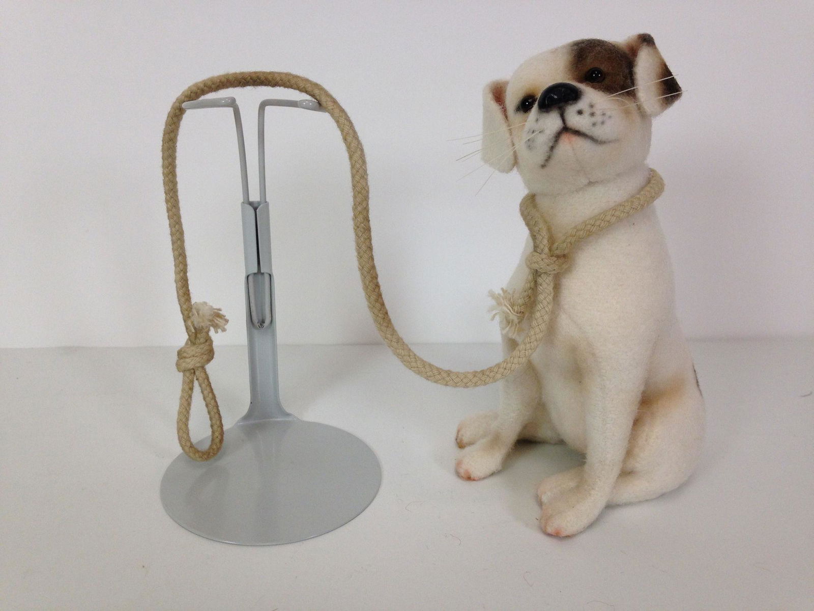 6" R. JOHN WRIGHT 2017 OLD HOLLYWOOD SERIES "SCRAPS",: 6" R. JOHN WRIGHT 2017 OLD HOLLYWOOD SERIES "SCRAPS", CHARLIE CHAPLIN'S CANINE CO-STAR IN THE 1918 COMEDY "A DOG'S LIFE". MOHAIR/WOOL PLUSH WITH FELT DETAILS, BALL & SOCKET NECK JOINT, GLASS PUPIL EYE