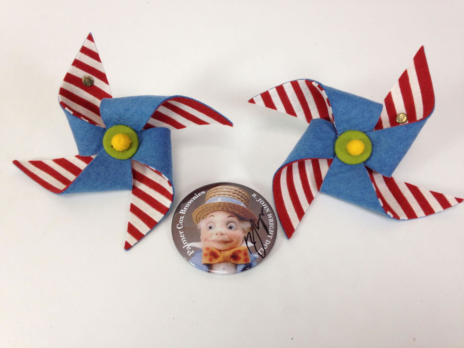 PAIR R. JOHN WRIGHT ALL FELT PINWHEEL NAPKIN RINGS: PAIR R. JOHN WRIGHT ALL FELT PINWHEEL NAPKIN RINGS MADE FOR THE 2007 UFDC CONVENTION DETROIT MICHIGAN. COMES WITH "PALMER COX BROWNIES" PIN.