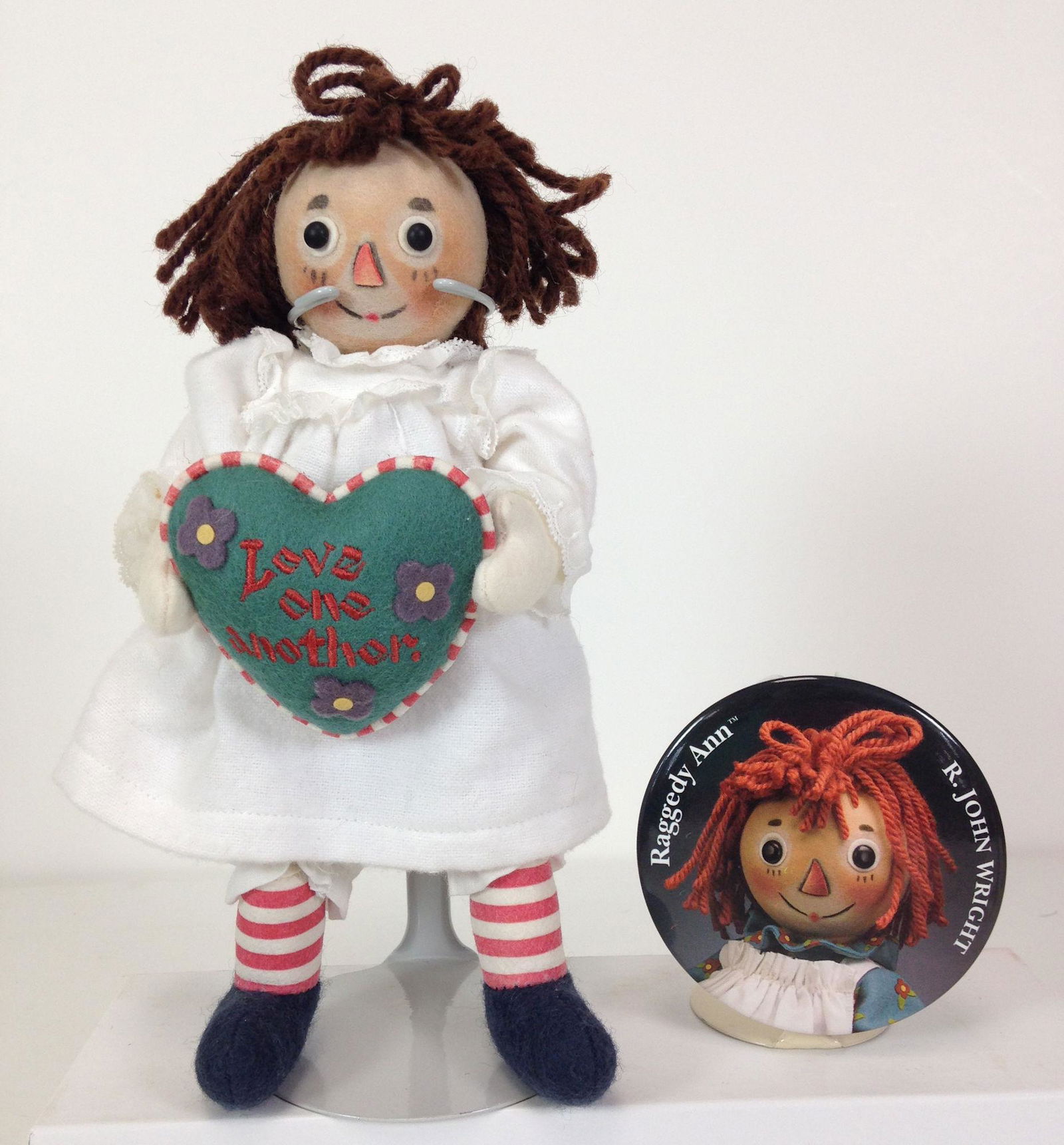 7Â½" R. JOHN WRIGHT "RAGGEDY ANN- THE MAGICAL HOUR": 7½" R. JOHN WRIGHT "RAGGEDY ANN- THE MAGICAL HOUR" MADE FOR THE 2004 UFDC CONVENTION. ALL FELT, FULLY JOINTED, GLASS EYES, BROWN YARN HAIR, FLANNEL NIGHTGOWN AND BLOOMERS. HOLDS EMBROIDERED FEL