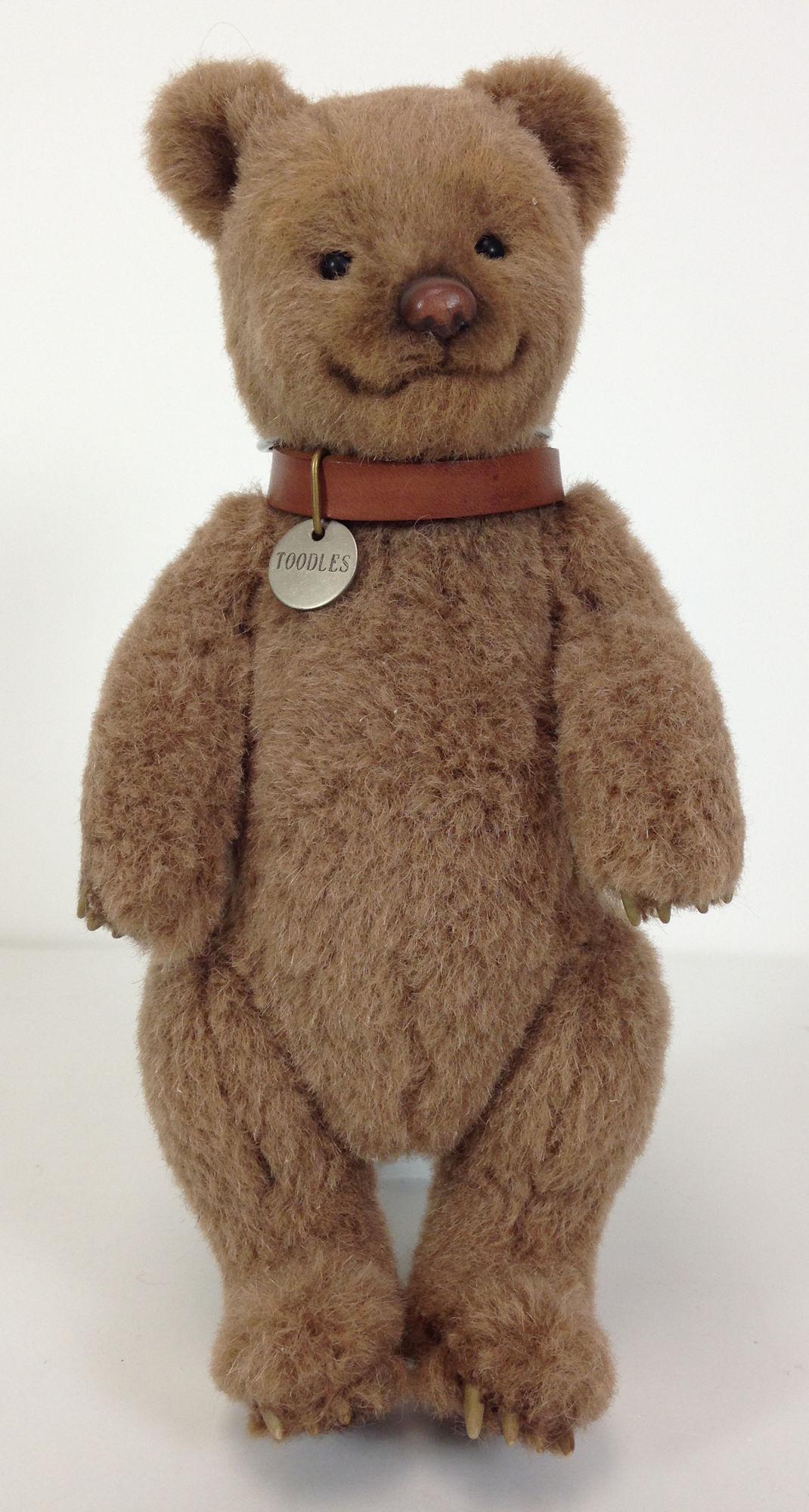9" R. JOHN WRIGHT TAG BEAR "TOODLES". FULLY JOINTED: 9" R. JOHN WRIGHT TAG BEAR "TOODLES". FULLY JOINTED ALPACA AND MOHAIR PLUSH WITH MOLDED CHARACTER FACE, GLASS EYES AND LEATHER NOSE. FELT PAW PADS WITH RESIN CLAWS. WEARS PEWTER NAME TAG AND COMES IN
