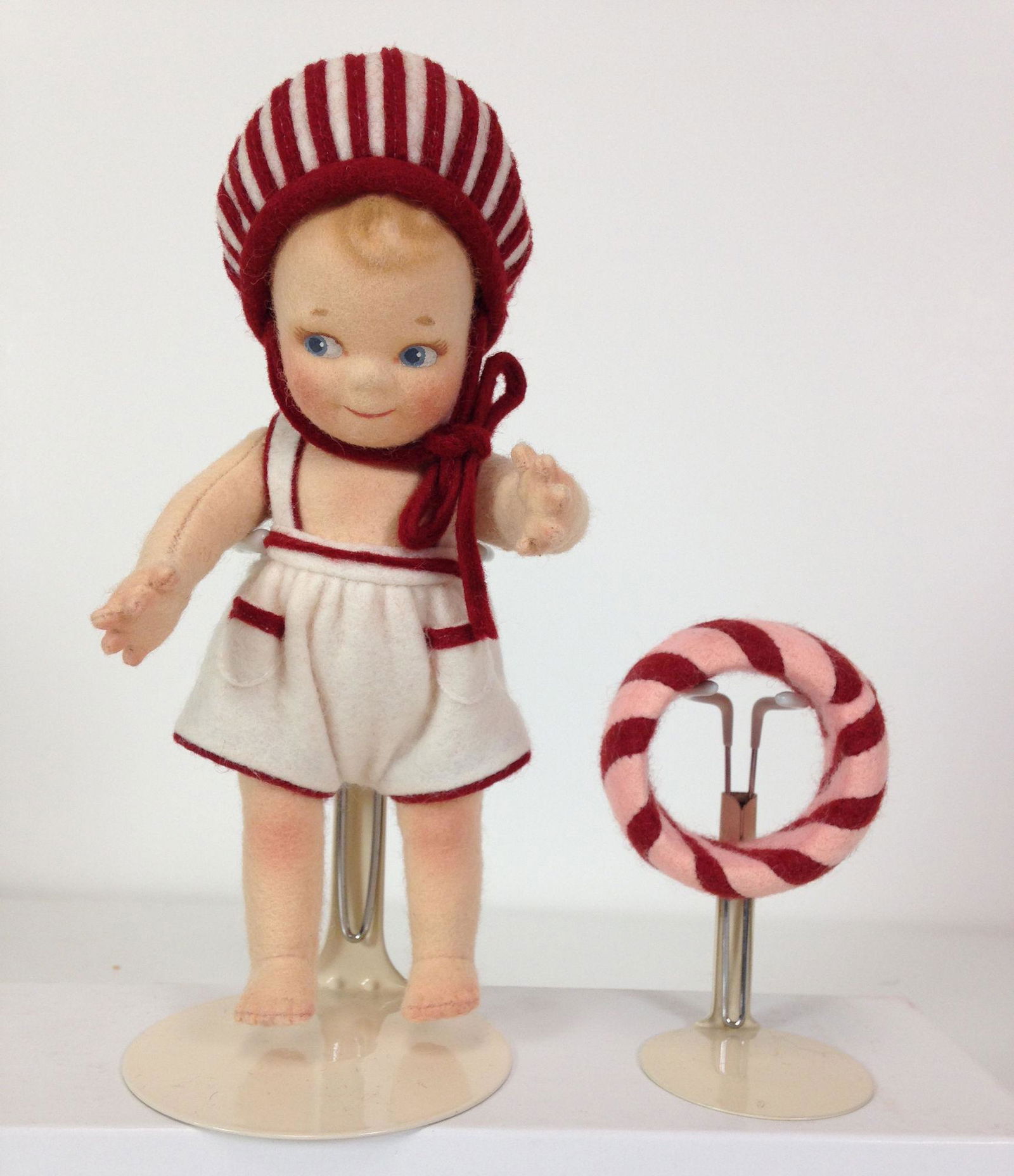 6" R. JOHN WRIGHT "PEPPERMINT PAL" MADE FOR THE 2003: 6" R. JOHN WRIGHT "PEPPERMINT PAL" MADE FOR THE 2003 UFDC SPECIAL EVENT. ALL FELT, FULLY JOINTED WITH HAND PAINTED FEATURES AND REMOVEABLE FELT COSTUME. PAPER TAG ON BODY IS SIGNED. COMES IN ORIGINAL