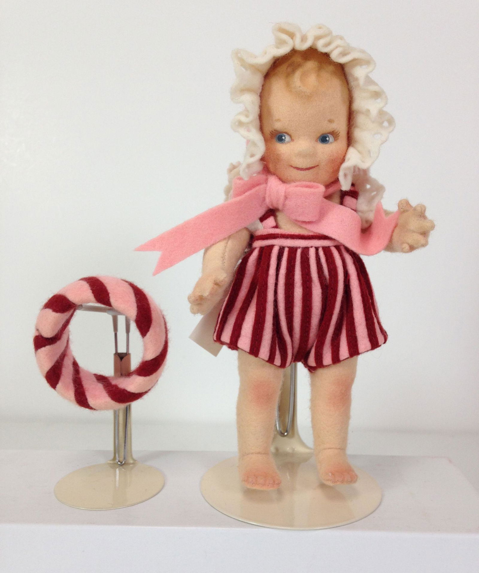 6" R. JOHN WRIGHT "PEPPERMINT SCOOTLES" MADE FOR THE: 6" R. JOHN WRIGHT "PEPPERMINT SCOOTLES" MADE FOR THE 2003 UFDC CONVENTION. ALL FELT, FULLY JOINTED WITH HAND PAINTED FEATURES AND REMOVEABLE ALL FELT COSTUME. COMES IN ORIGINAL BOX WITH COA; LTD ED. 0