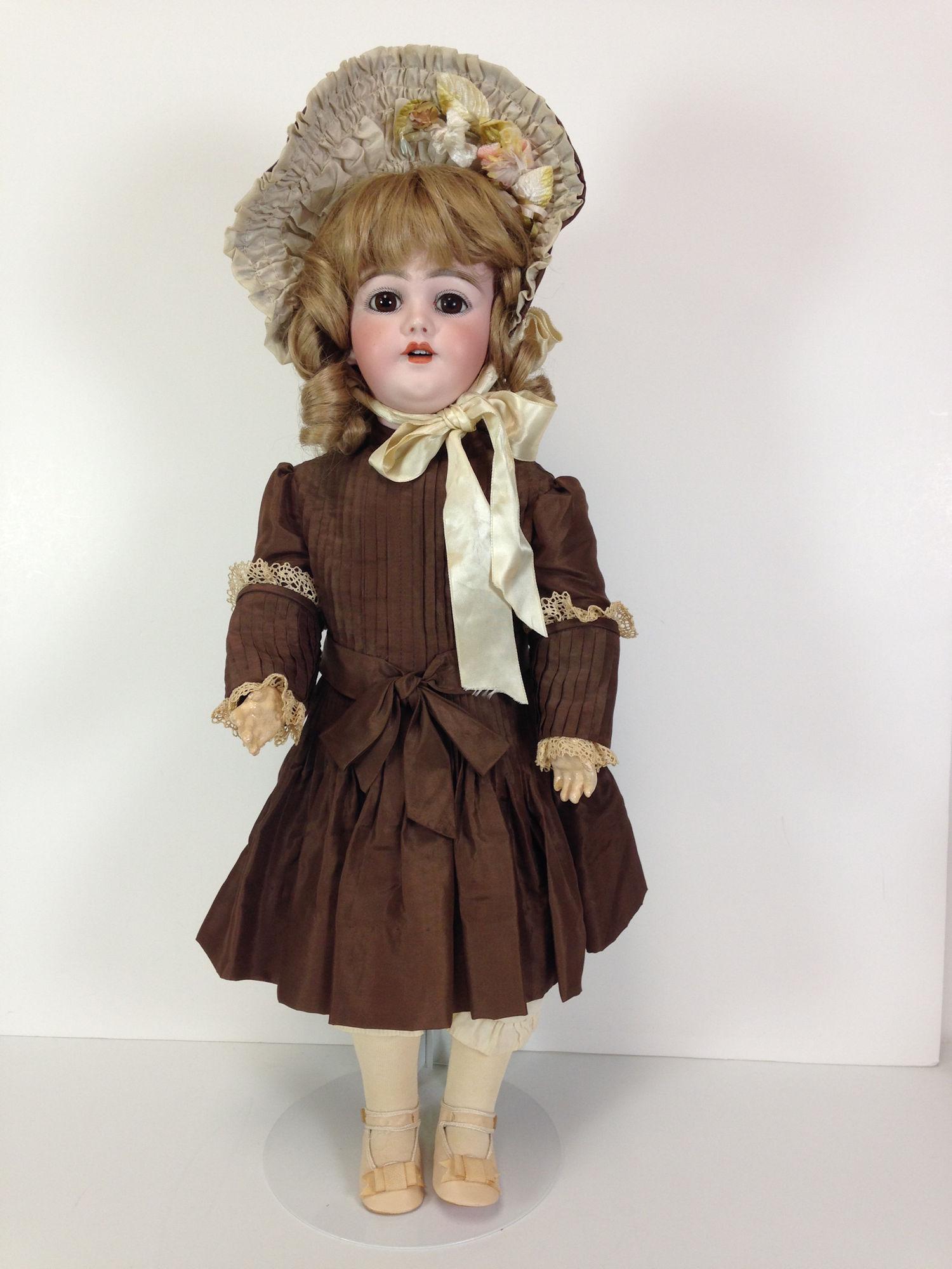 24Â½" SIMON & HALBIG 1009 DEP BISQUE HEAD CHILD.: 24½" SIMON & HALBIG 1009 DEP BISQUE HEAD CHILD. SOCKET HEAD, REPLACED WIG, GLASS SET EYES, PIERCED EARS AND OPEN MOUTH WITH TEETH. ON FULLY JOINTED COMPOSITION AND WOOD BODY WITH ORIGINAL FINIS