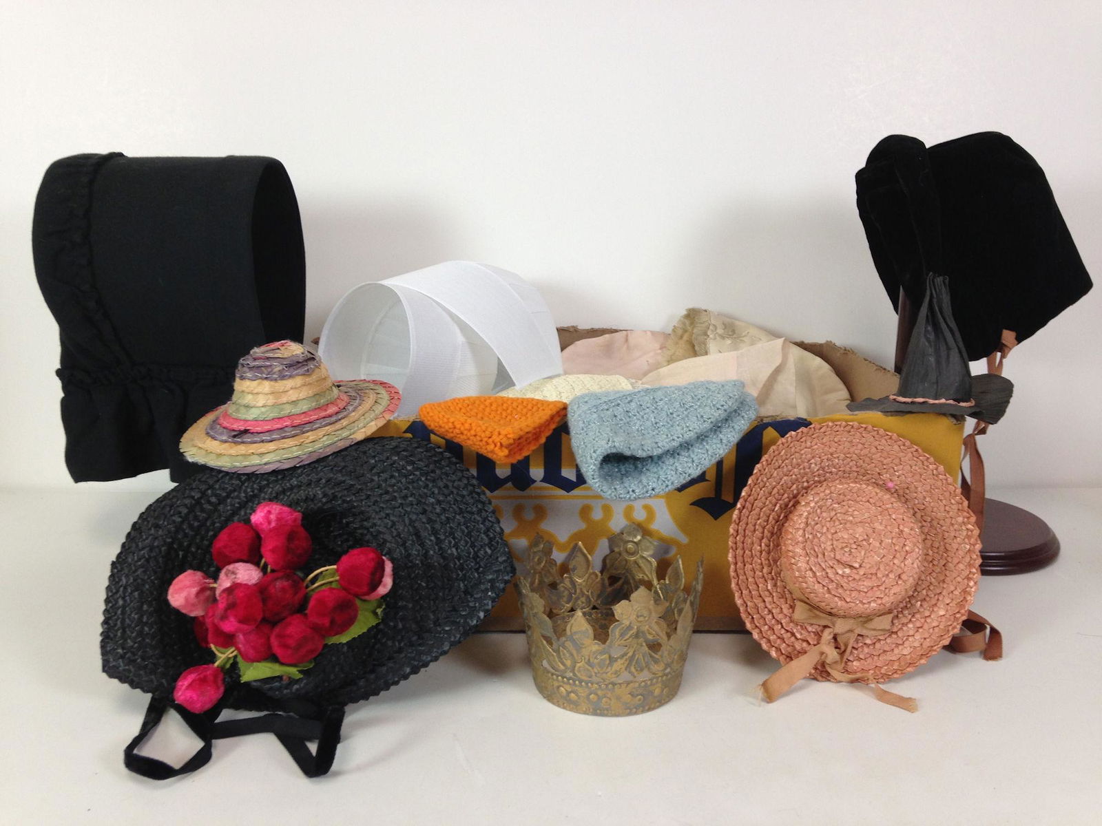 LOT MISCELLANEOUS DOLL HATS INCLUDING VINTAGE AND AMISH (1 of 2)
