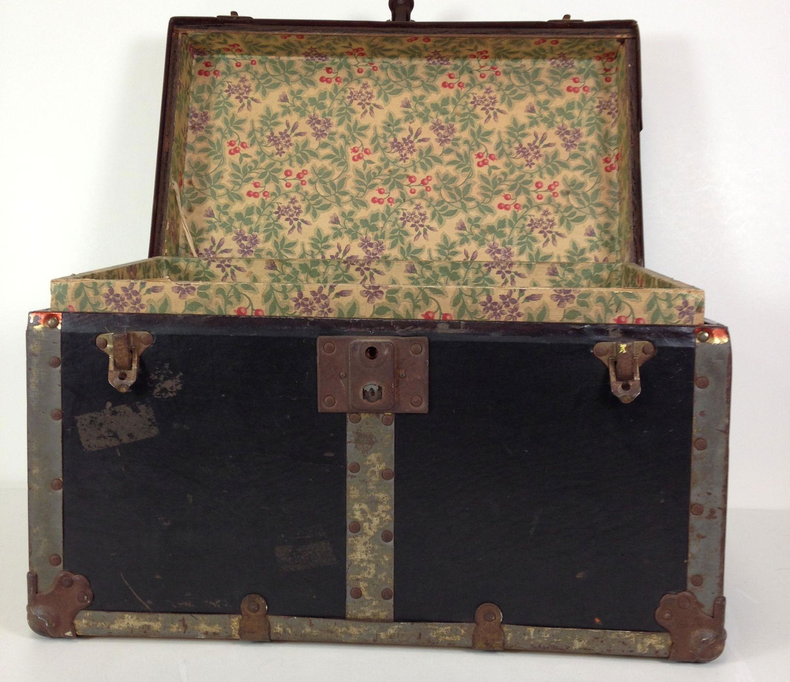 ANTIQUE DOLL TRUNK WITH CONTENTS. PAINTED BLACK WOOD (1 of 4)