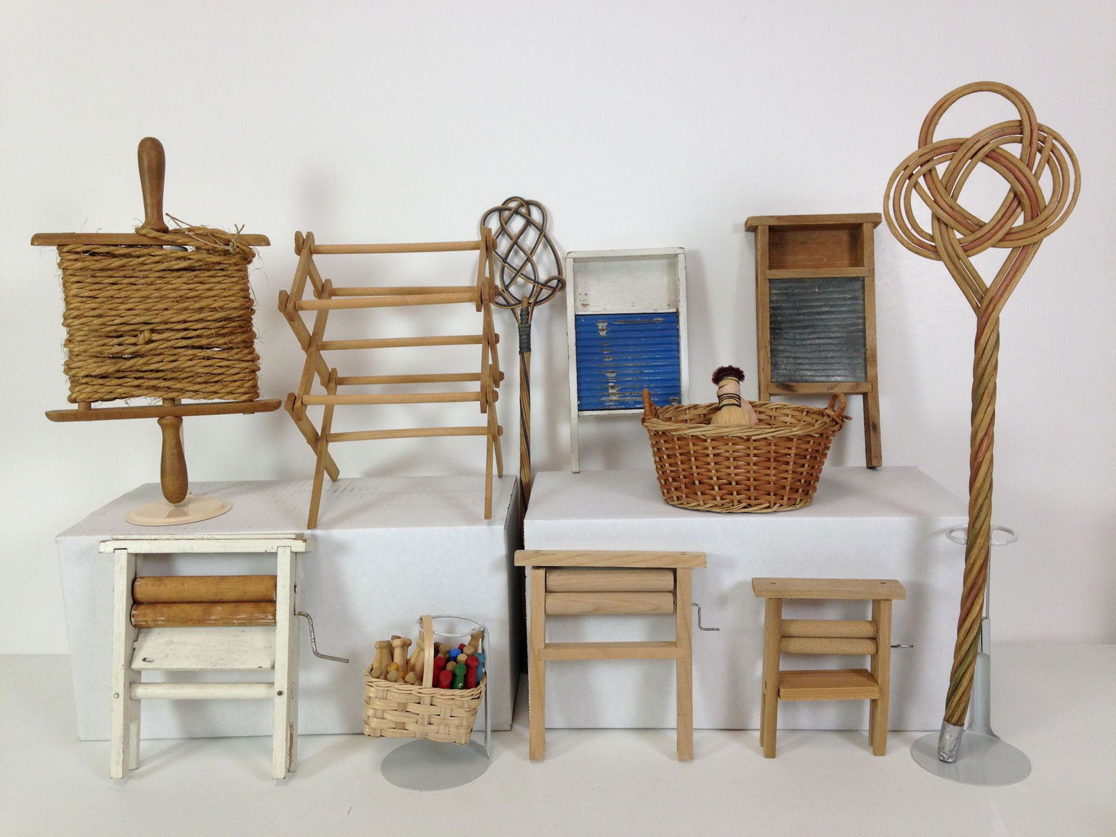 LOT MISCELLANEOUS DOLLY LAUNDRY ITEMS. INCLUDES FOLDING (1 of 2)