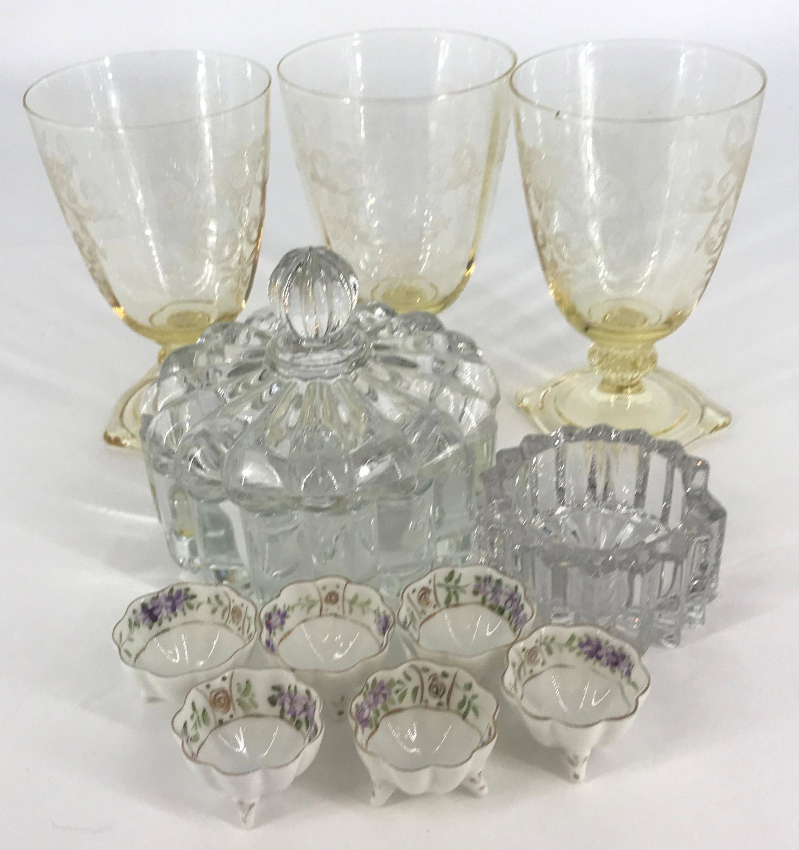 HEISEY BOX LOT INCLUDING CRYSTOLITE COVERED PUFF BOX,: HEISEY BOX LOT INCLUDING CRYSTOLITE COVERED PUFF BOX, (3) CARCASSONNE SAHARA GOBLETS OLD COLONY ETCH, AND (6) NIPPEN FOOTED SALTS. MINOR ROUGHNESS ON ONE GOBLET.